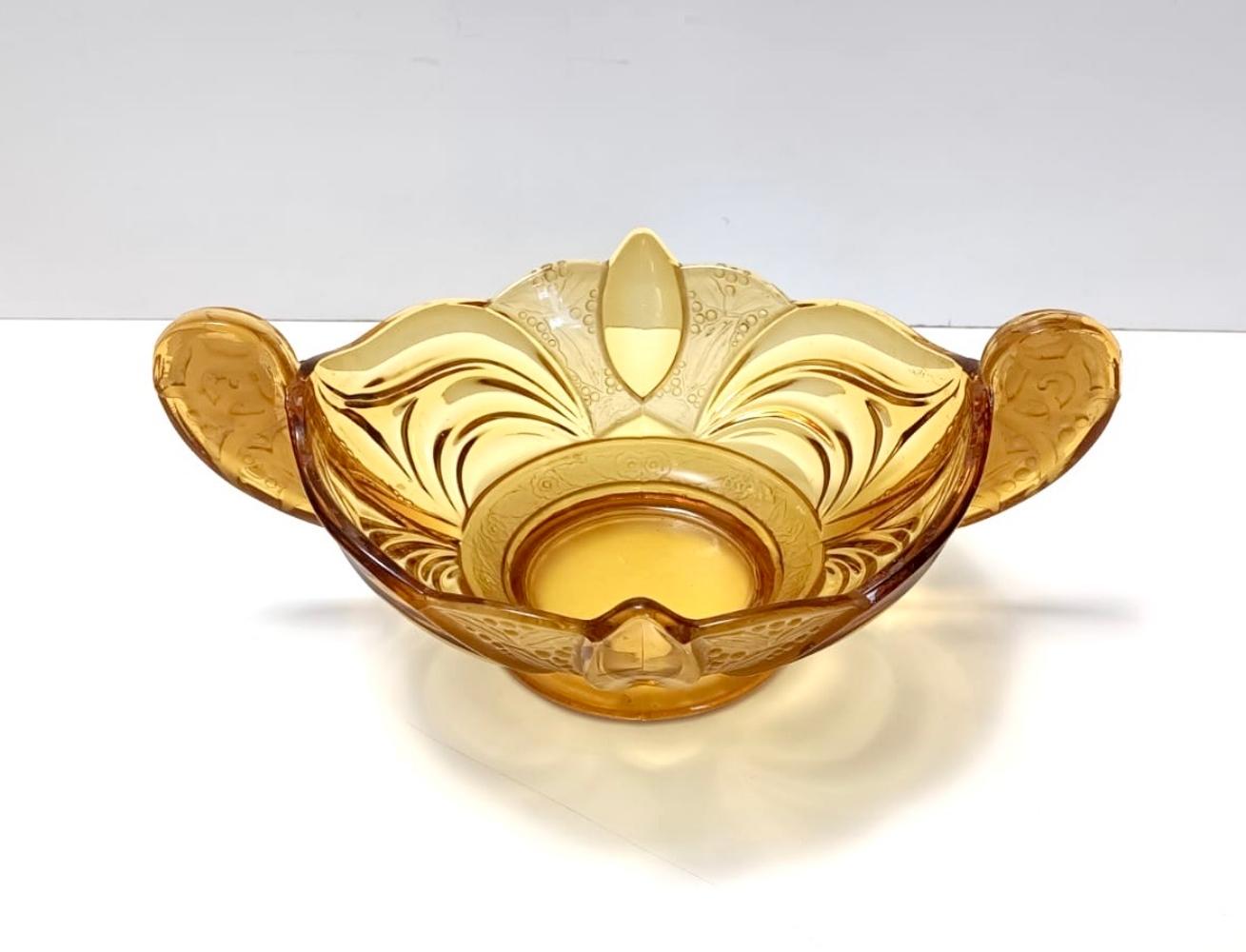 Metà XX secolo Ciotola o centrotavola in vetro soffiato ambrato Art Deco di Brockwitz, Germania in vendita