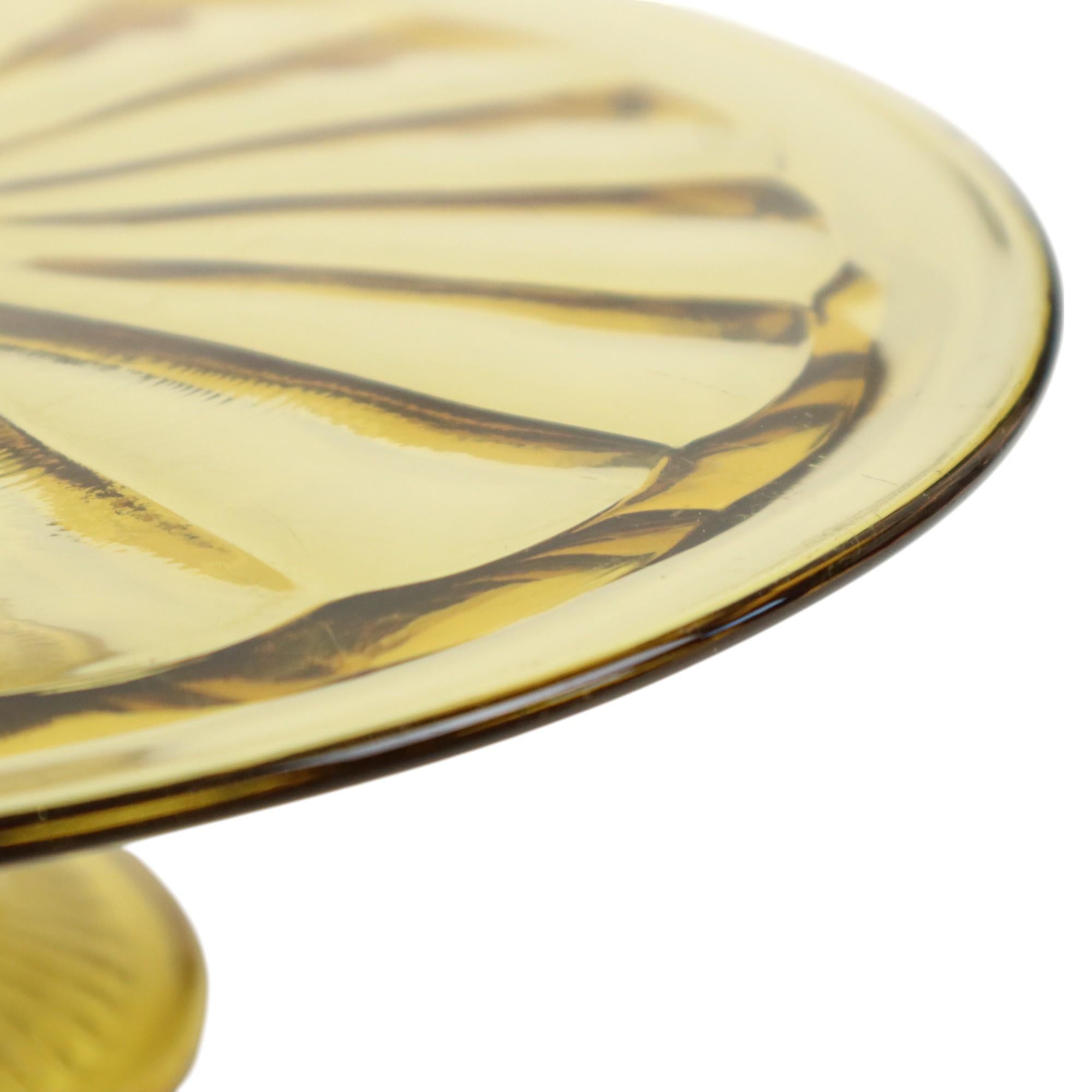 Metà XX secolo Art Deco Ambra Piatto per torte Ciotola per dolci Depressione in vetro in vendita
