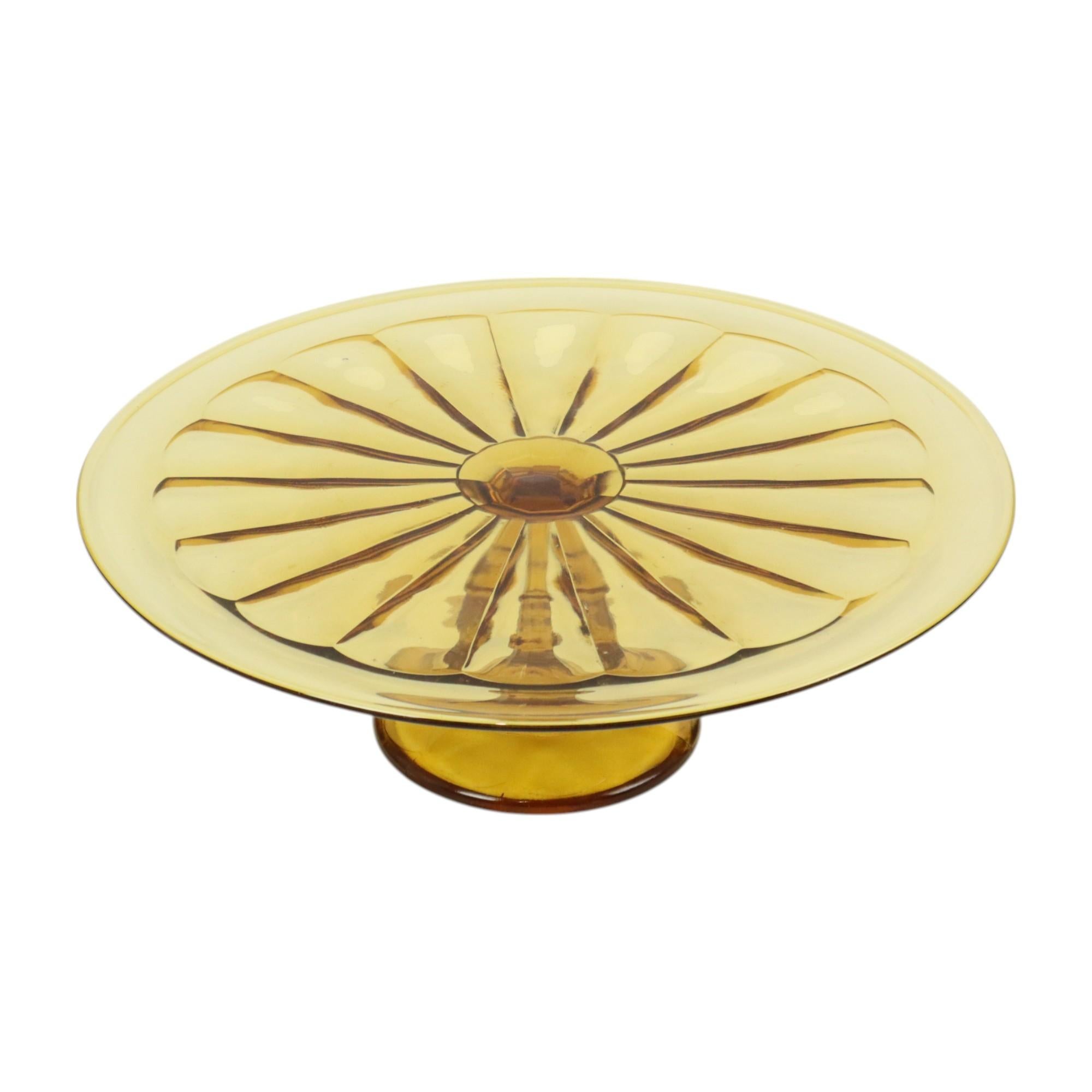 Großer bernsteinfarbener Art Deco Tortenständer, runde Tortenplatte mit dekorativem Muster und Fuß, aus Pressglas, auch Depressionsglas genannt, das Design wird der belgischen Glasfabrik Verrerie de Scailmont zugeschrieben, hergestellt zwischen