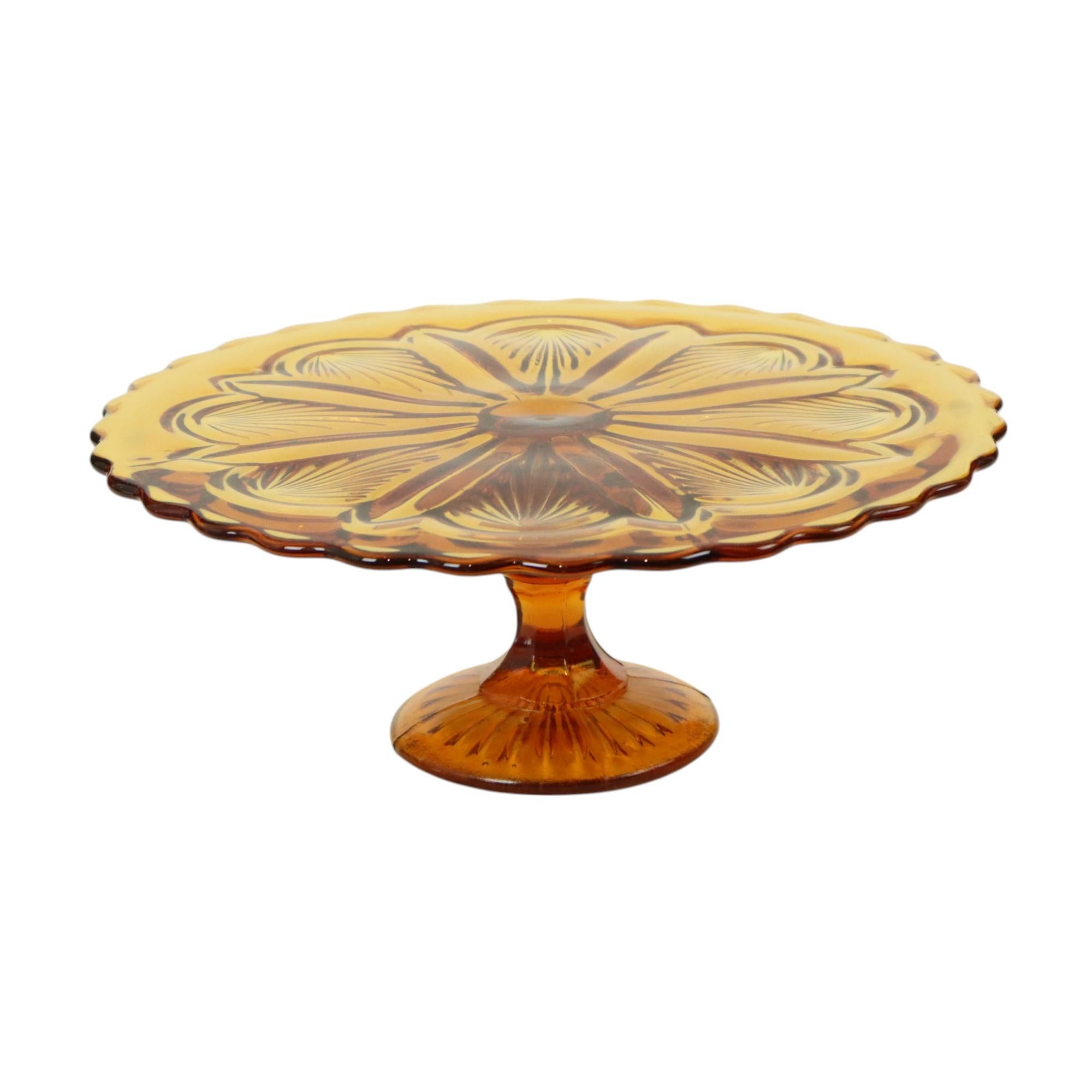 Wunderschöne bernsteinfarbene Tortenplatte, Präsentationsplatte mit Blumenmuster und gewelltem Rand, farbiges Pressglas, auch Depressionsglas genannt, aus der Zeit des Art déco, nicht gekennzeichnet.

In perfektem Vintage-Zustand, keine Risse oder