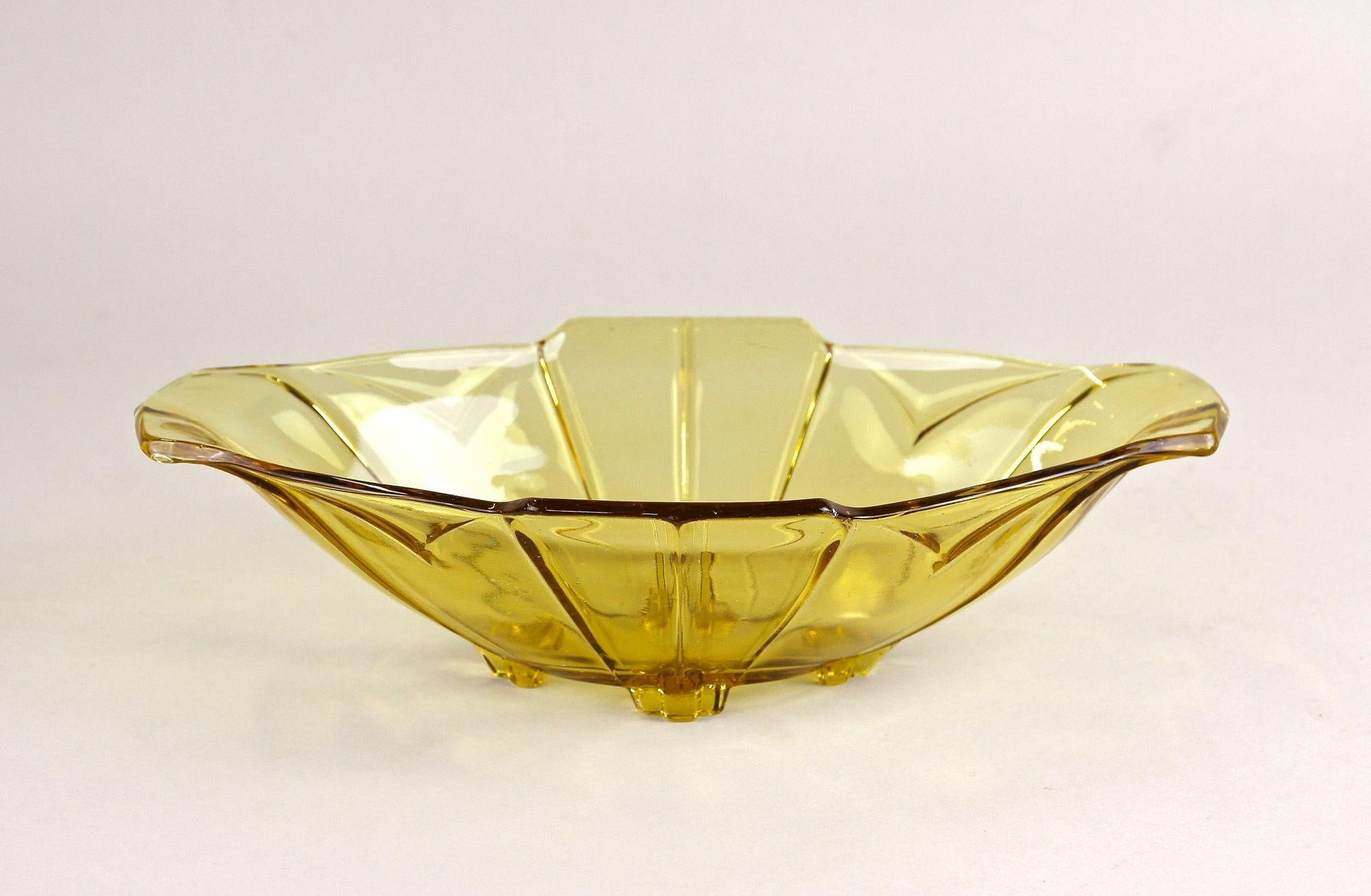 Wunderschöne bernsteinfarbene Art Deco Glas Jardiniere oder Glasschale aus der Zeit um 1920 in Österreich. In einem fantastischen gelb-braunen Farbton beeindruckt dieses sehr dekorative Glasobjekt mit einer schönen Form, die von einzigartigen
