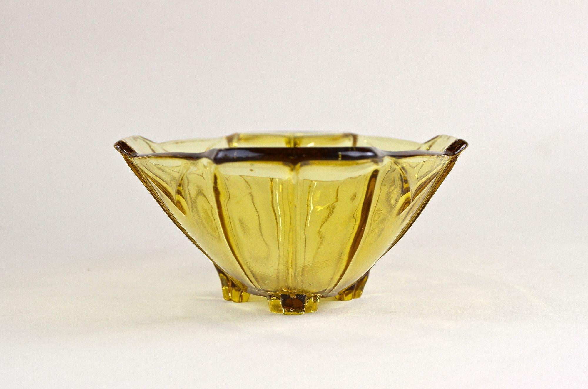 Art Deco Amber Colored Glass Jardiniere/ Bowl, 20th Century, Austria, circa 1920 In Good Condition For Sale In Lichtenberg, AT