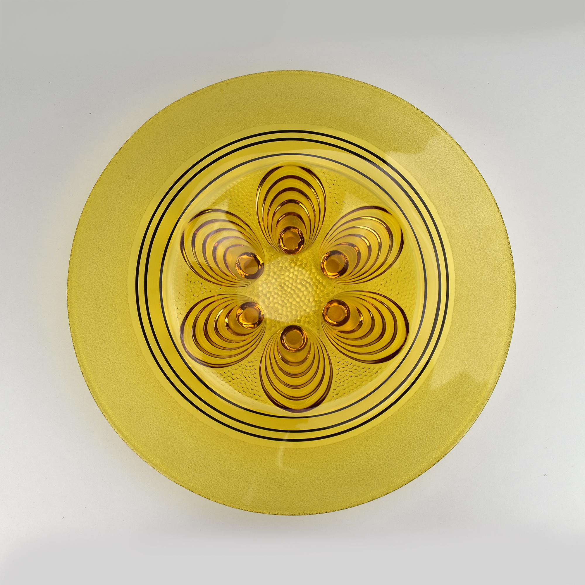 Art Déco Ciotola da centrotavola in vetro ambrato Art Deco con motivo a pavone in rilievo in vendita