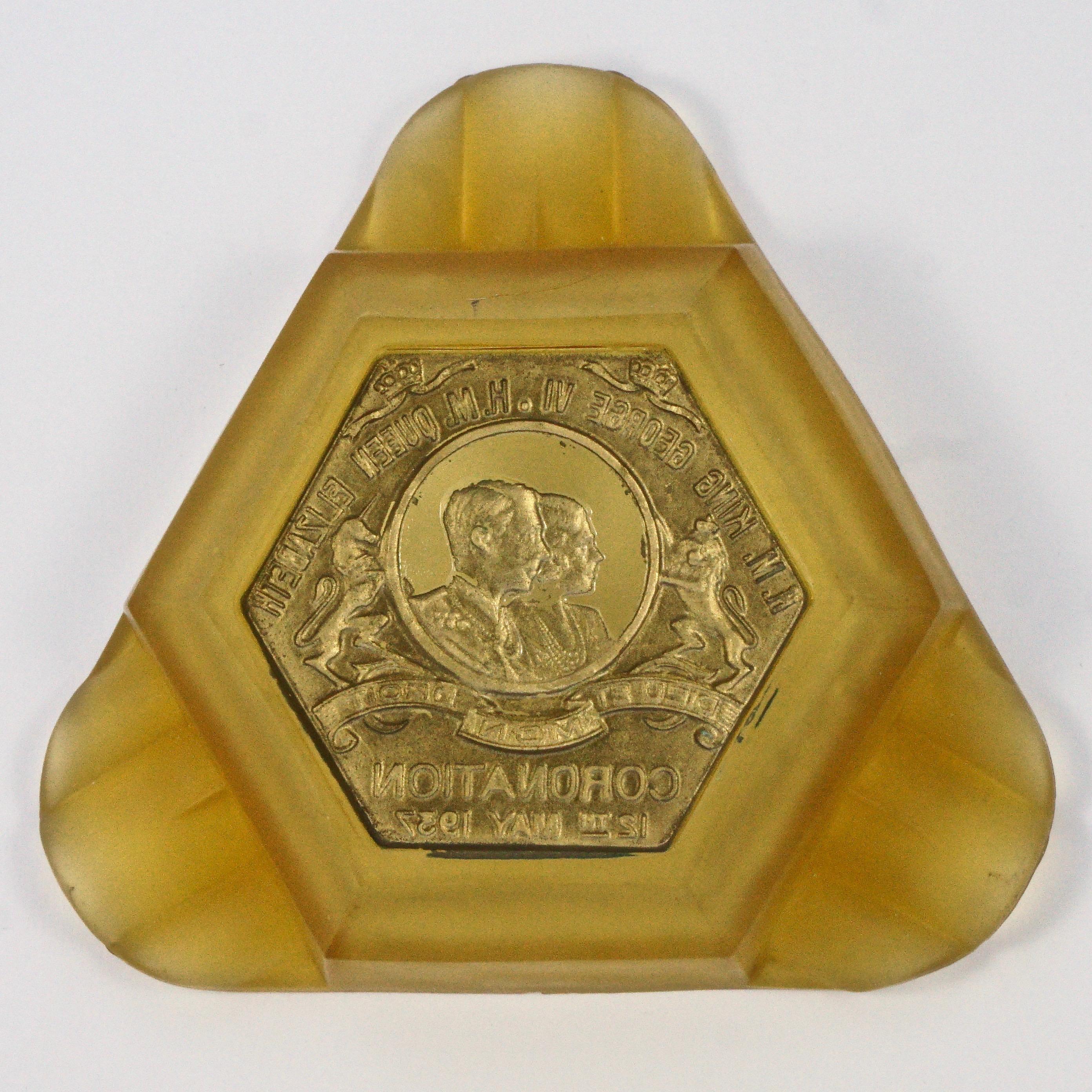 Aschenbecher aus Bernsteinglas im Art-déco-Stil von König Georg VI. und Königin Elisabeth zur Krönung 1937 (Braun)