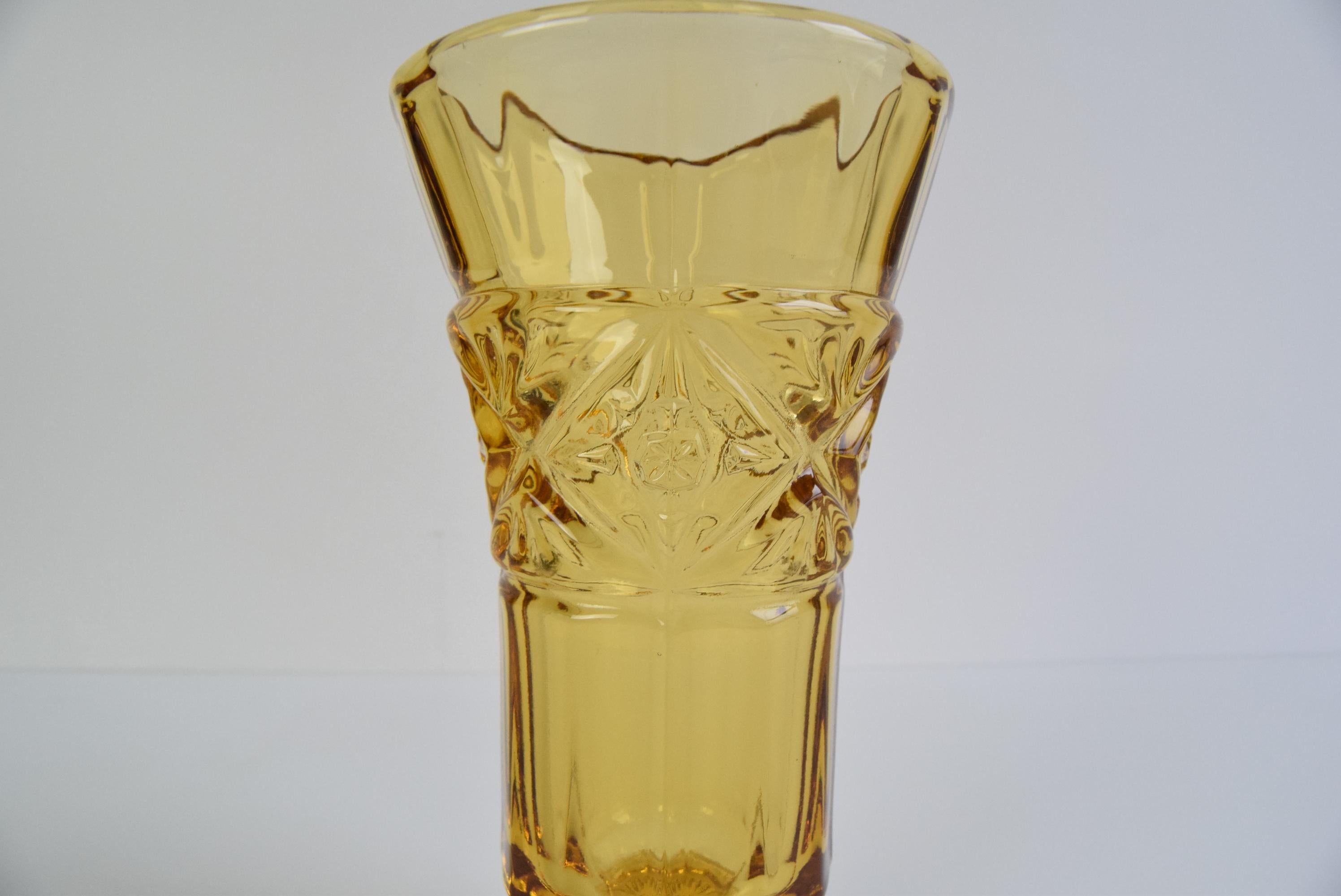 Vaso in vetro ambrato Art Deco, anni '40. In condizioni buone in vendita a Praha, CZ