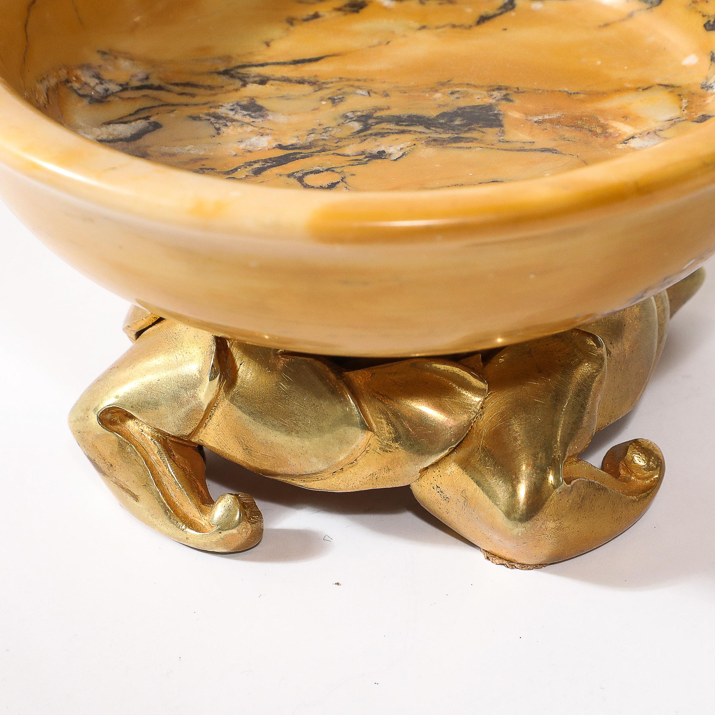 Plato Art Decó de Mármol Ámbar Dorado con Base Estilizada de Bronce Dorado Francés en venta