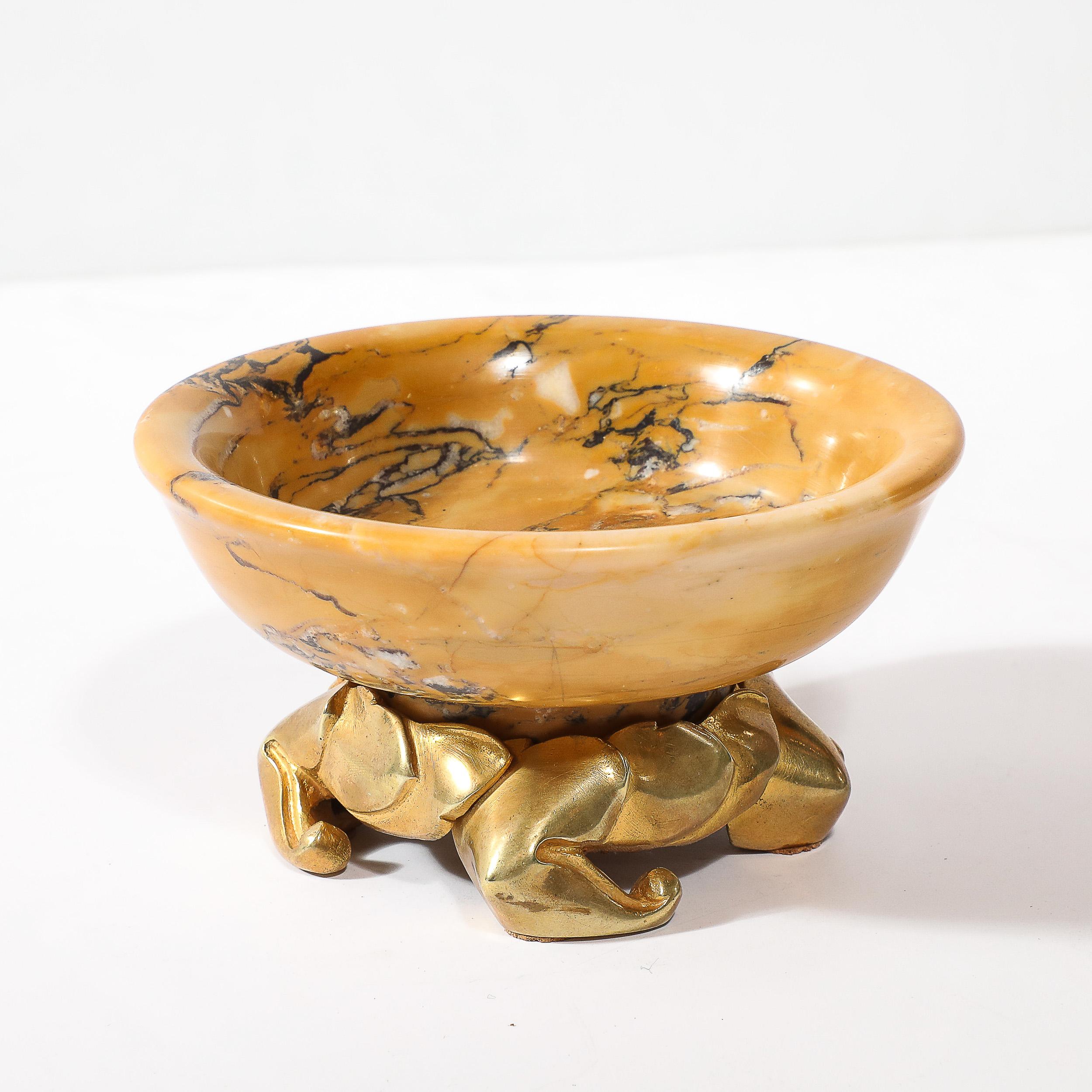 Plato Art Decó de Mármol Ámbar Dorado con Base Estilizada de Bronce Dorado en Excelente estado para la venta en New York, NY