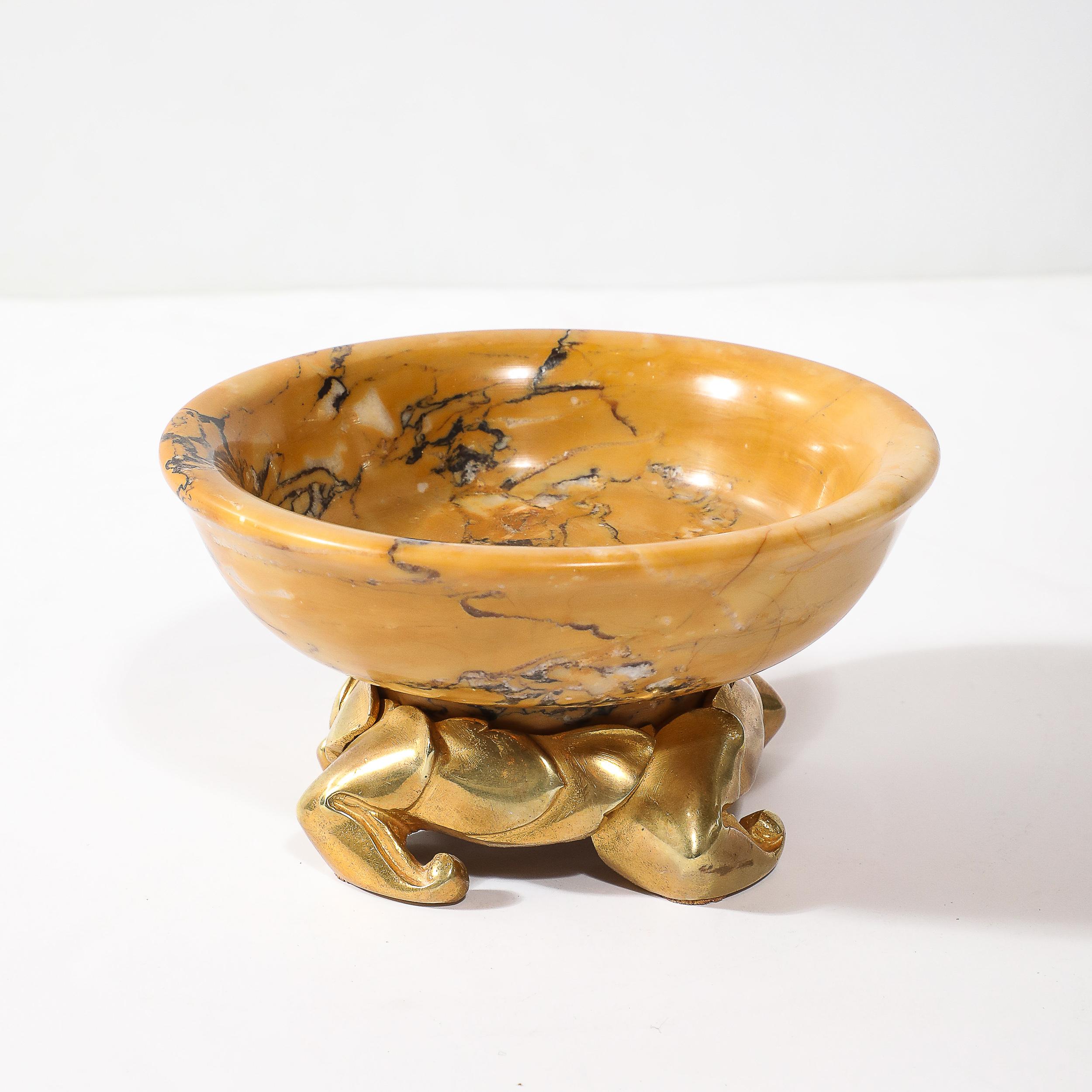 Plato Art Decó de Mármol Ámbar Dorado con Base Estilizada de Bronce Dorado siglo XX en venta