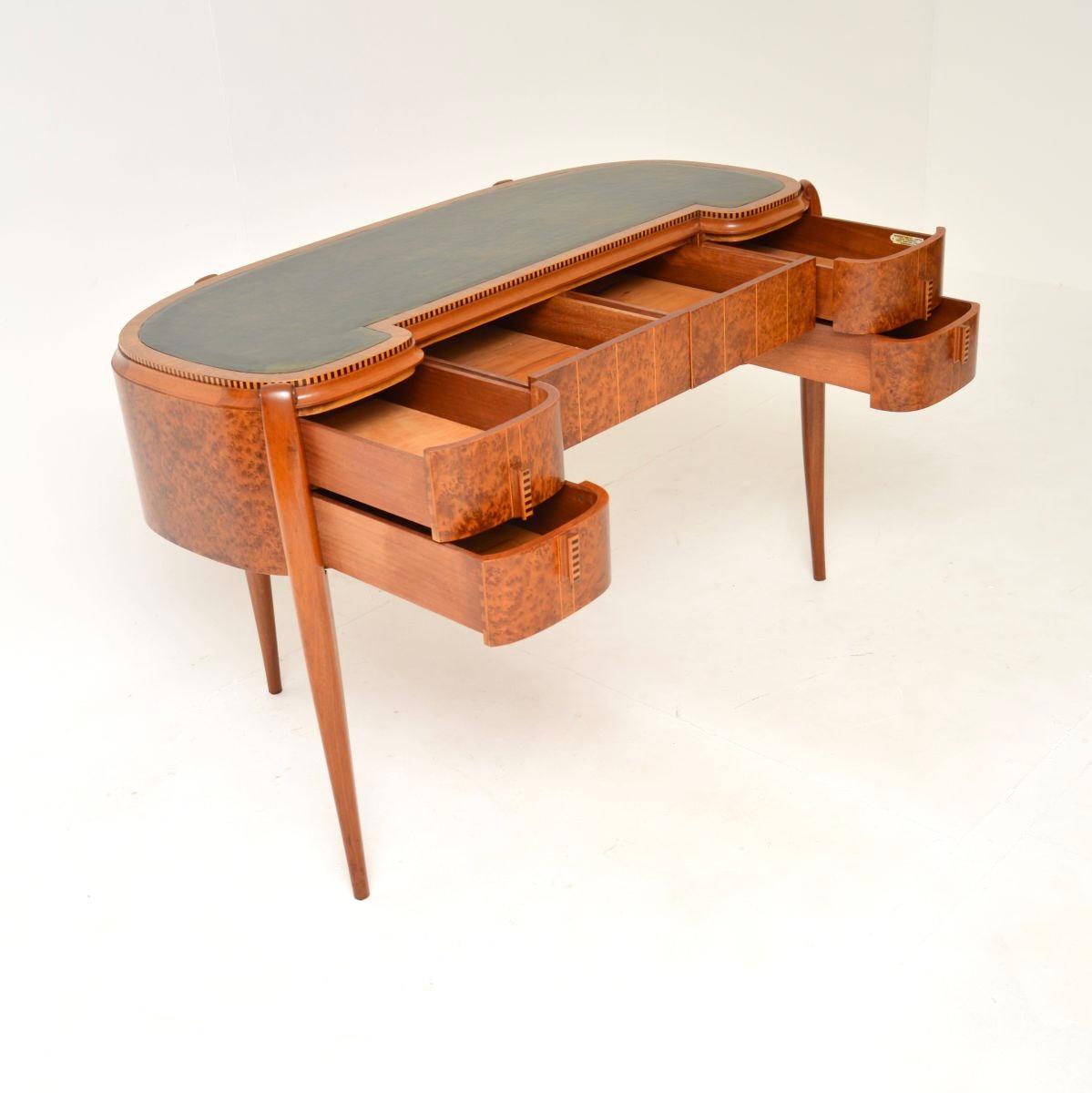 Ein absolut atemberaubender Art-Deco-Schreibtisch mit Amboyna und Intarsien aus satiniertem Holz und Leder. Sie wurde in England von Frederick Restall in Birmingham hergestellt und stammt aus den 1930er Jahren.

Die Qualität ist absolut erstaunlich,