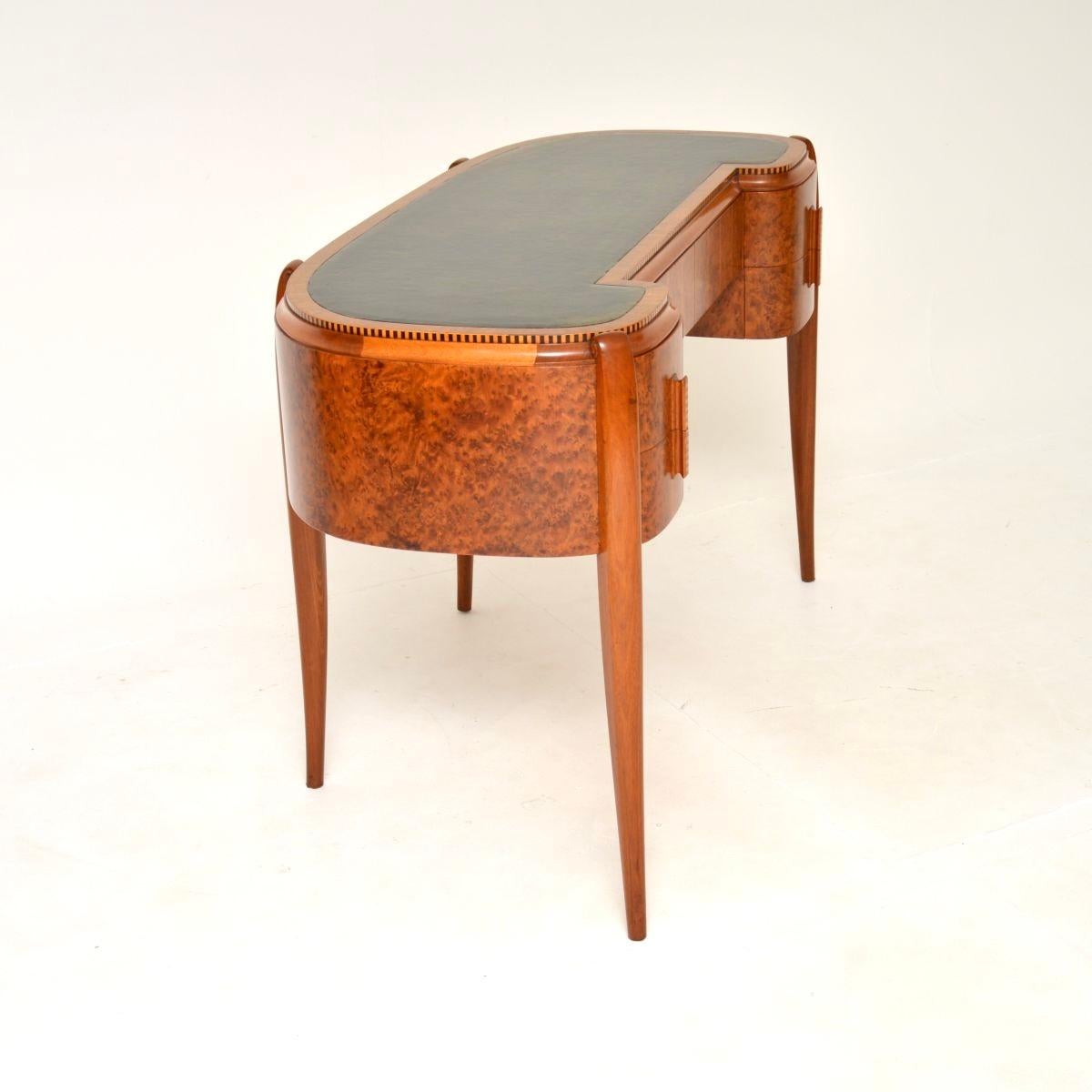 Art Deco Amboyna und Intarsien Satin Holz Lederplatte Schreibtisch (Britisch) im Angebot