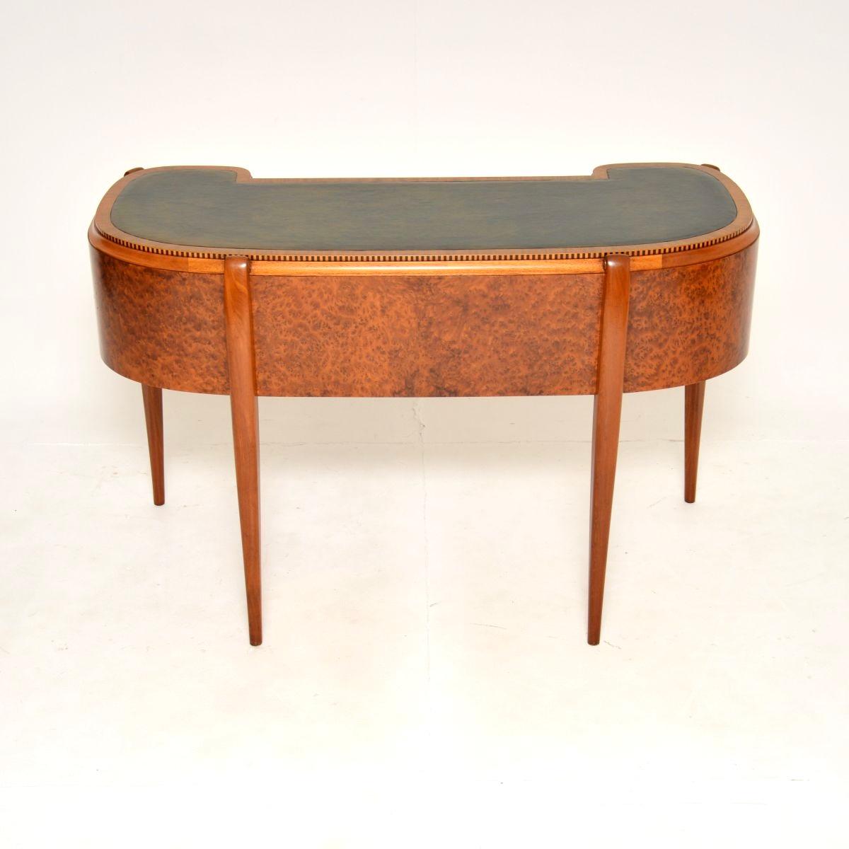 Art Deco Amboyna und Intarsien Satin Holz Lederplatte Schreibtisch (Mitte des 20. Jahrhunderts) im Angebot