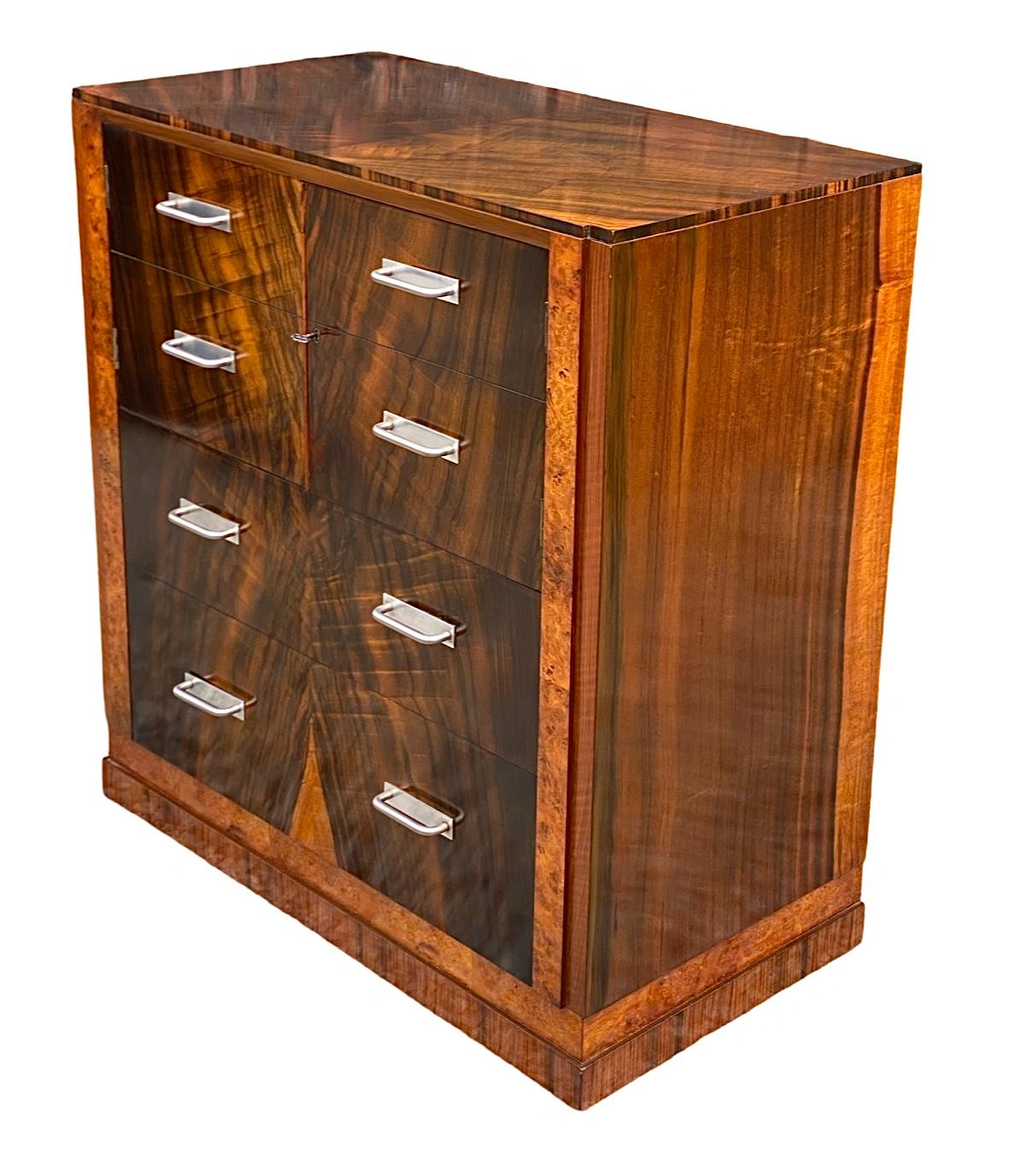 Siamo assolutamente lieti di poterti offrire questa splendida cassettiera Art Déco impiallacciata in un favoloso noce nero americano. Questo eccezionale pezzo impiallacciato in noce nero americano (East Coast) è un tesoro assoluto. Si compone di 2