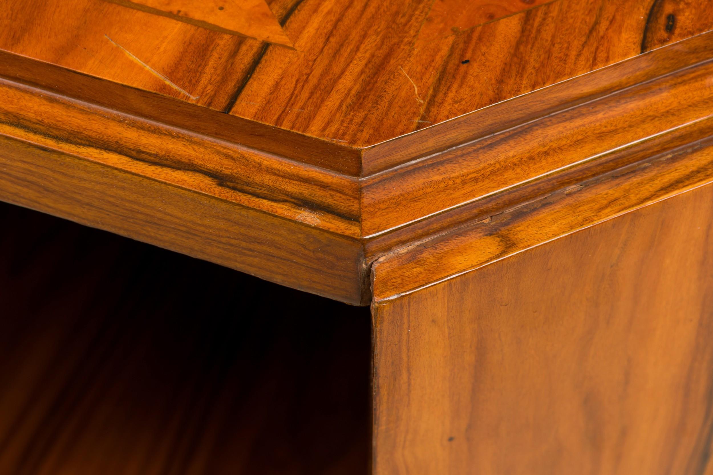 Art Deco American Hexagonal End / Side Table For Sale 1