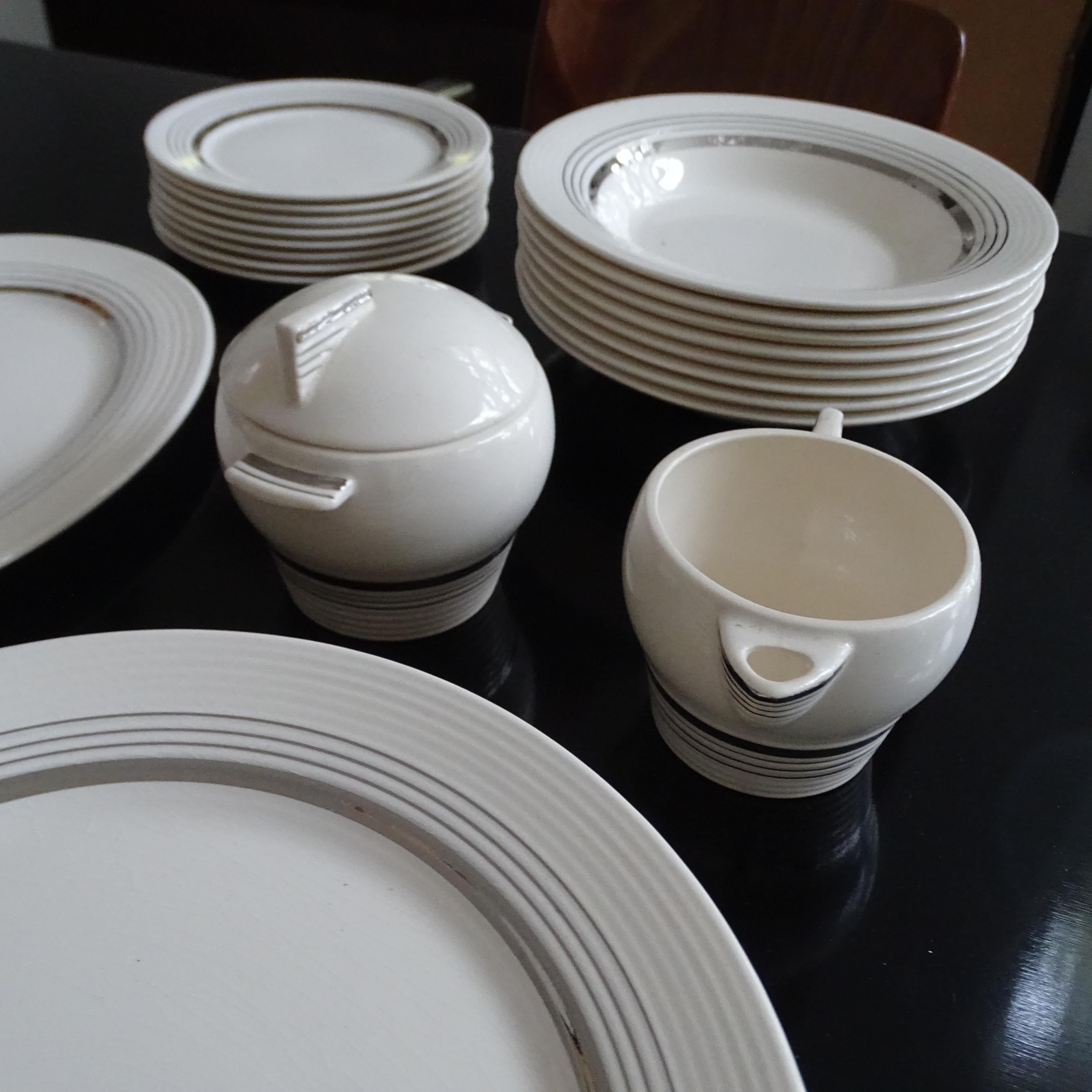 Art Deco American Limoges White Gold China Dinnerware Service Set, 1930s In Good Condition For Sale In Bremen, DE