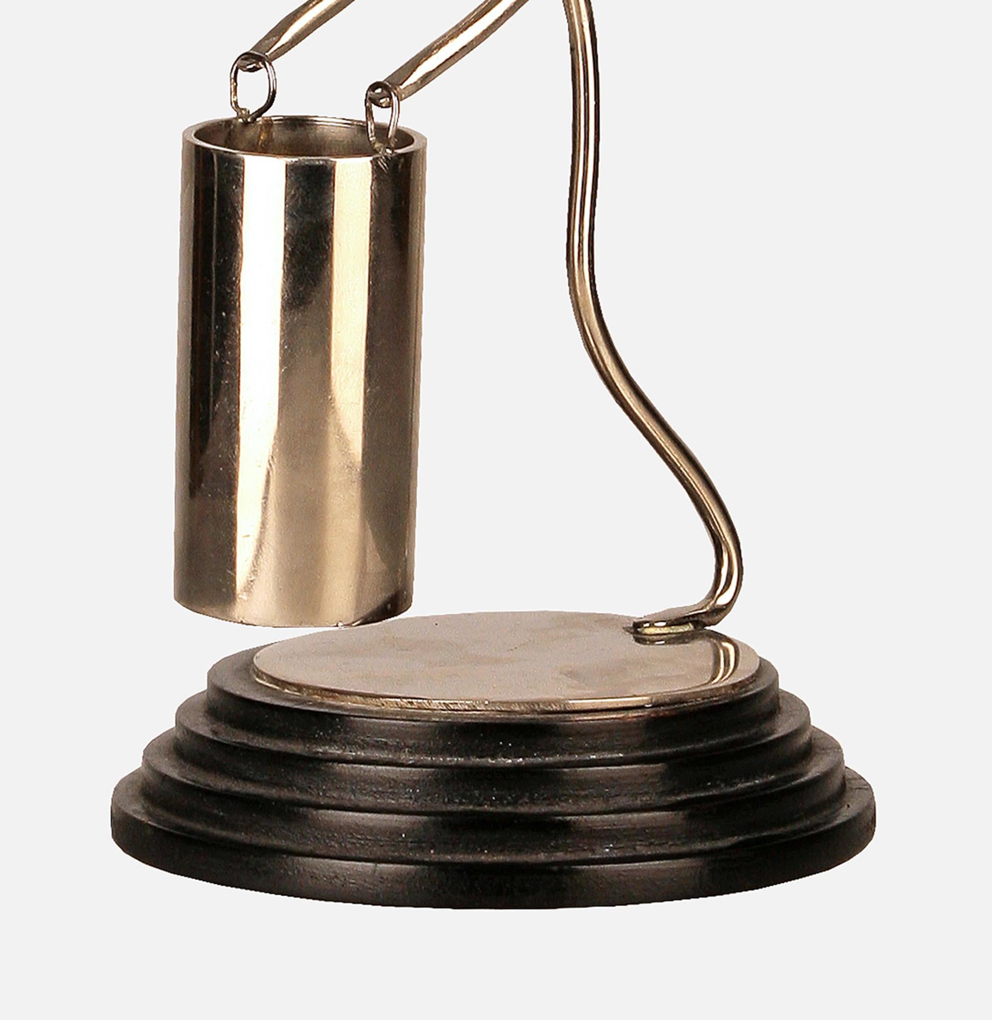 Art Déco Amerikanischer Metalldraht und Holz Bellboy/Gellhop/Stick Figur Streichholzhalter (20. Jahrhundert) im Angebot