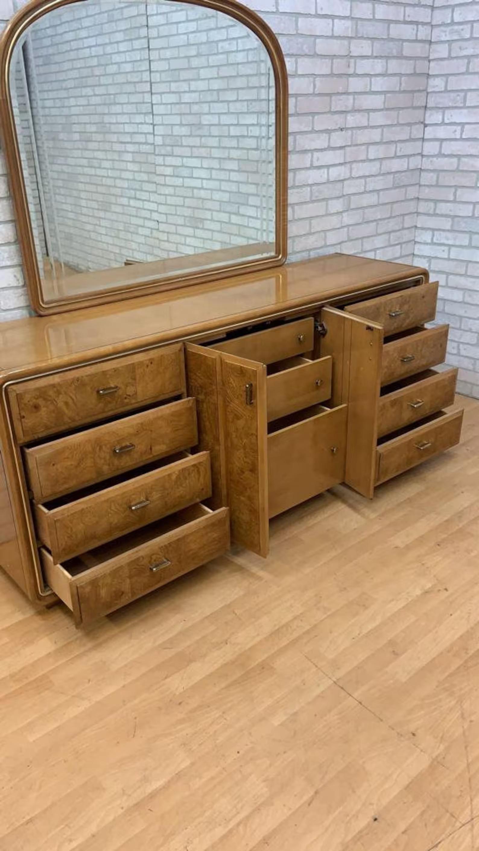 Commode et miroir Art Déco American of Martinsville en bois de ronce de Martinsville en vente 3