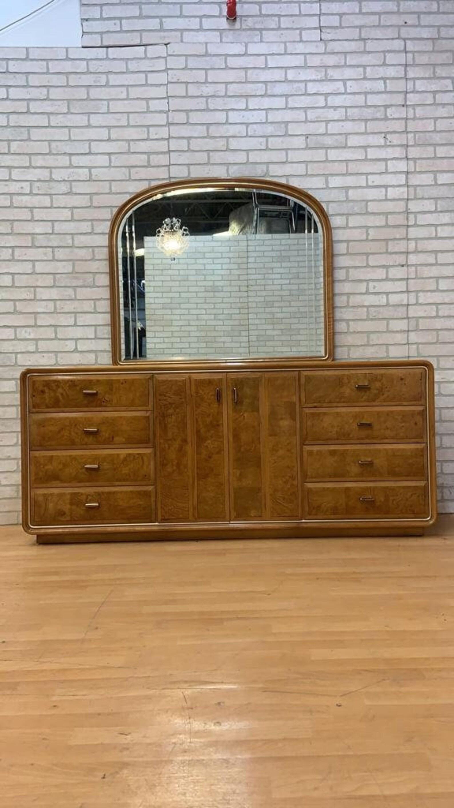 Commode et miroir Art déco en bois de ronce par American of Martinsville

Cette commode de style Art déco signée American of Martinsville comporte des tiroirs en bois de ronce, des ferrures en laiton et un miroir assorti.

Circa : 1970

Dimensions