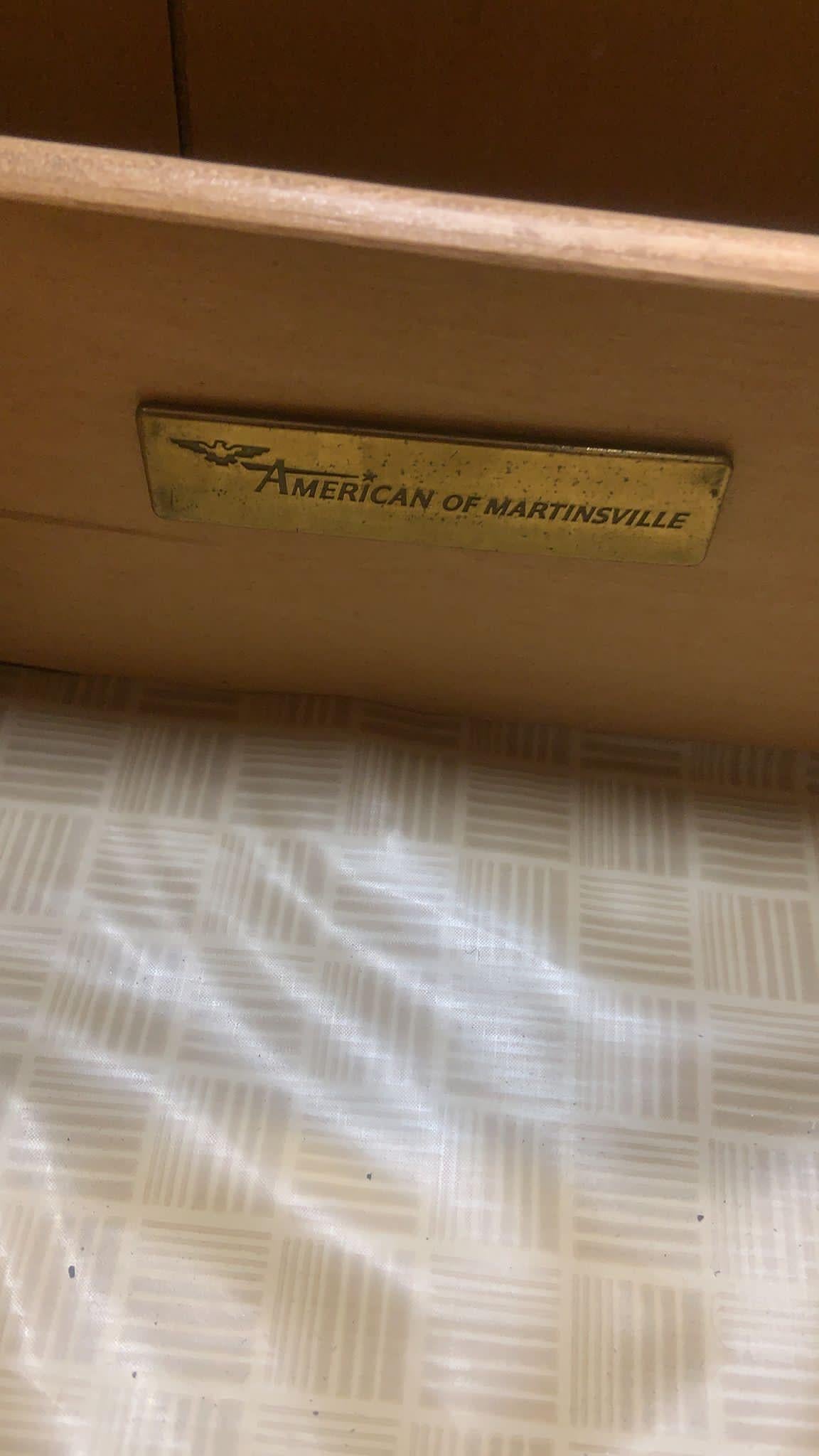 Armoire à vaisselle Art Déco American of Martinsville Burlwood Mirror Bon état - En vente à Chicago, IL