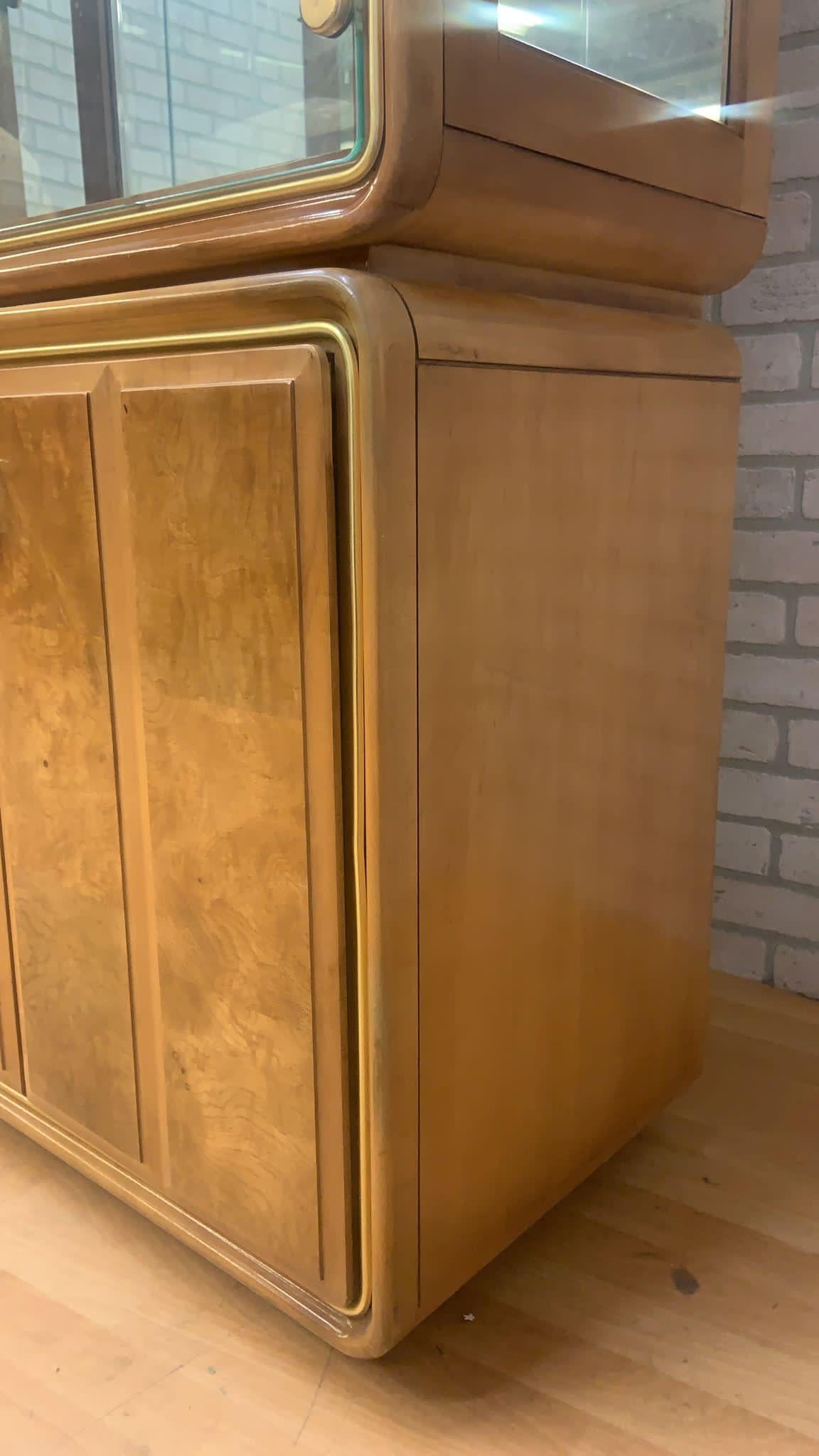 20ième siècle Armoire à vaisselle Art Déco American of Martinsville Burlwood Mirror en vente