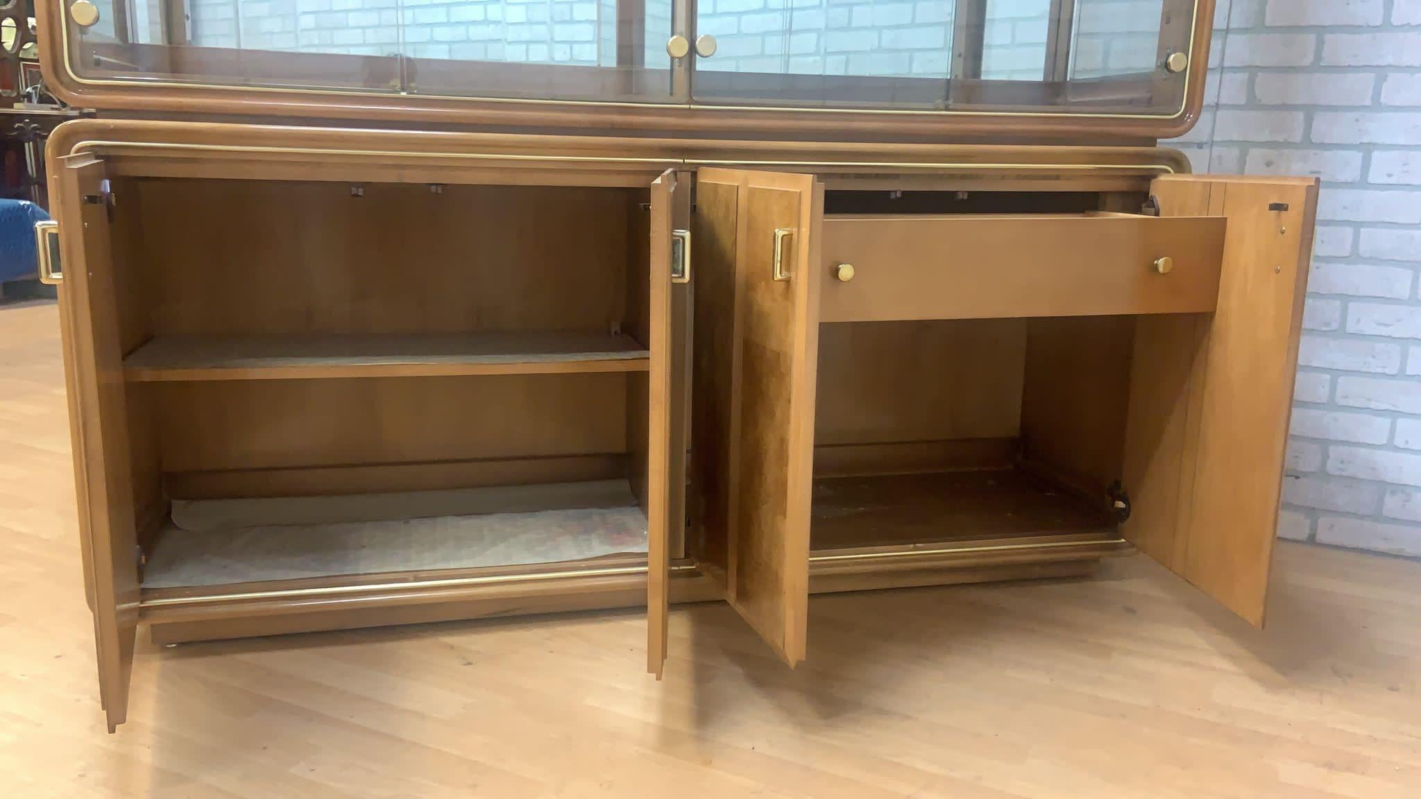 Laiton Armoire à vaisselle Art Déco American of Martinsville Burlwood Mirror en vente