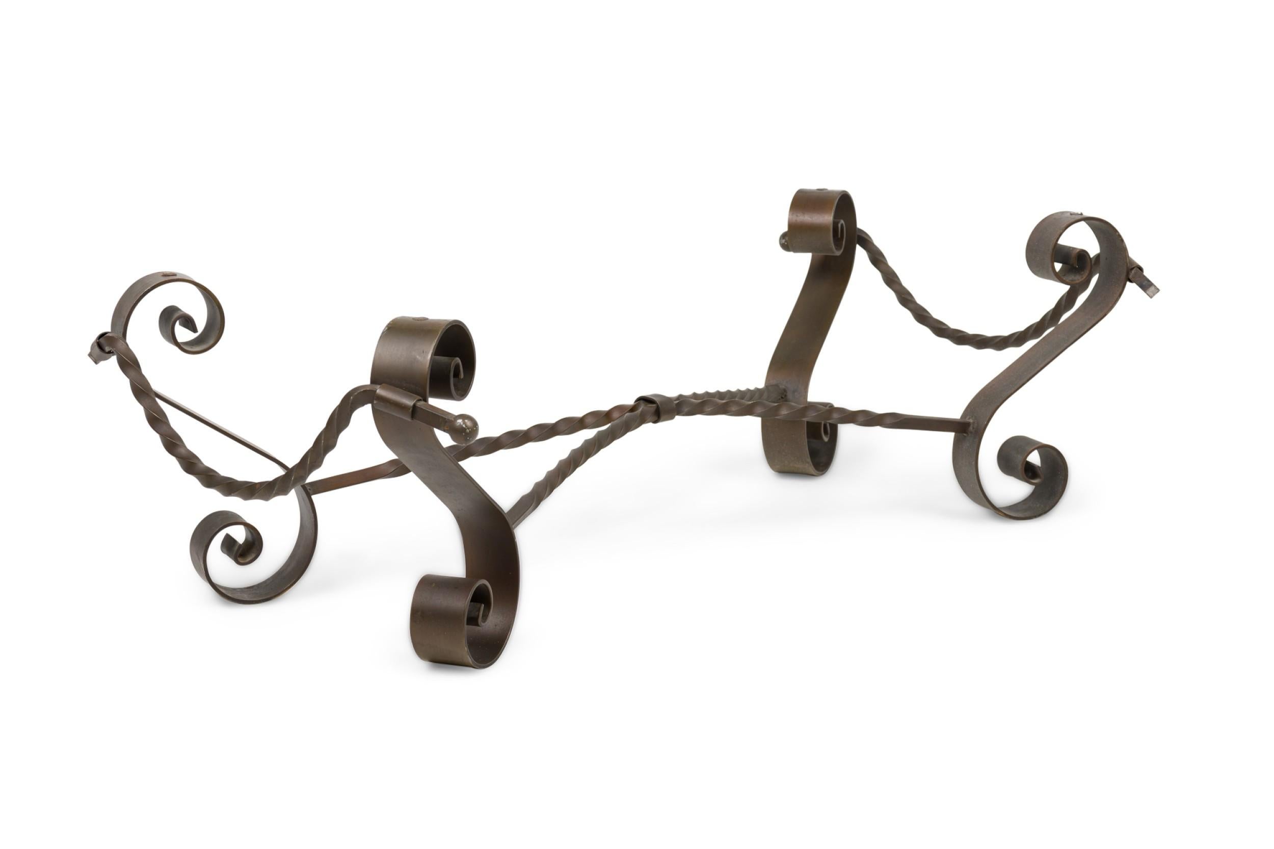 Américain Cadre de table basse Art Déco américain en acier en forme de volute en vente