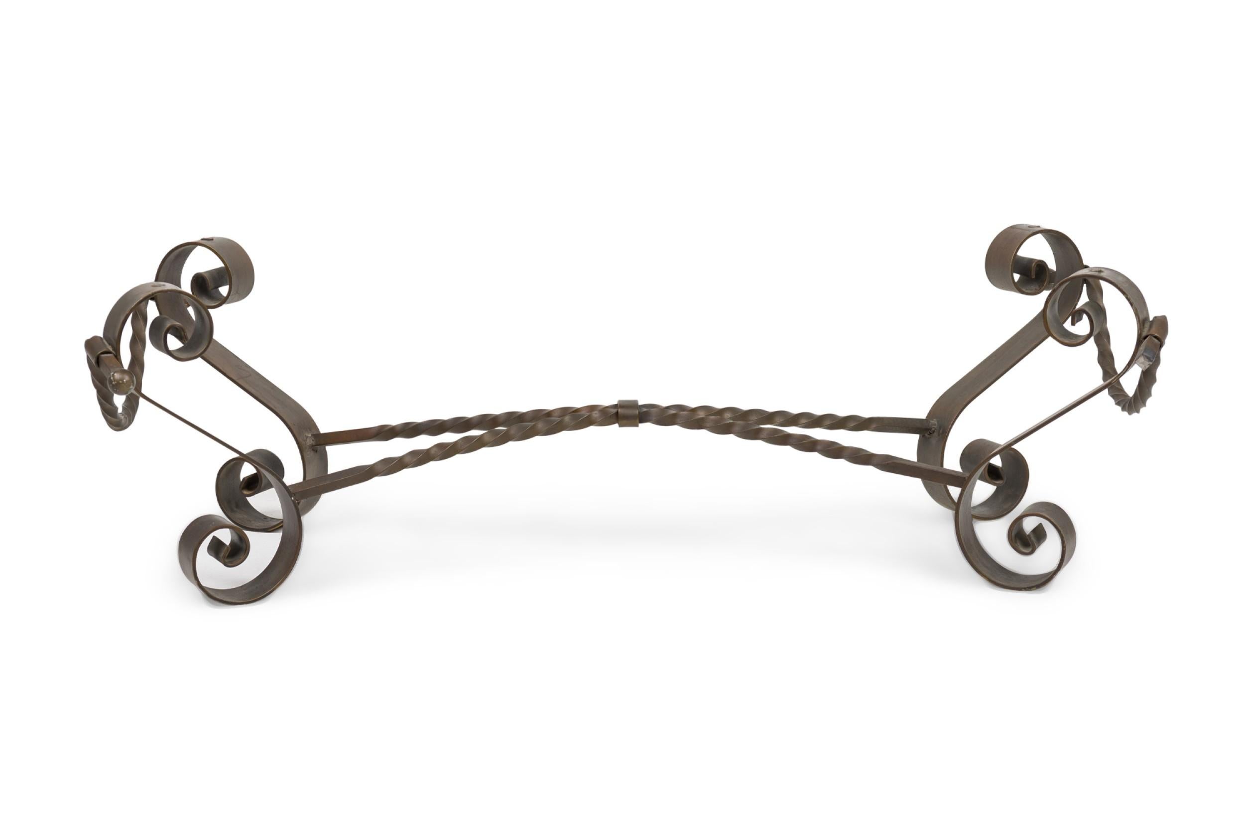 Buriné Cadre de table basse Art Déco américain en acier en forme de volute en vente