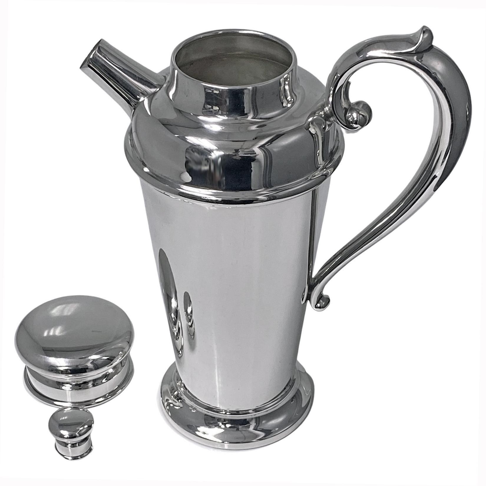 Mid-20th Century Art Deco American Sterling Silver Cocktail Shaker Manchester Silver Co, C.1930