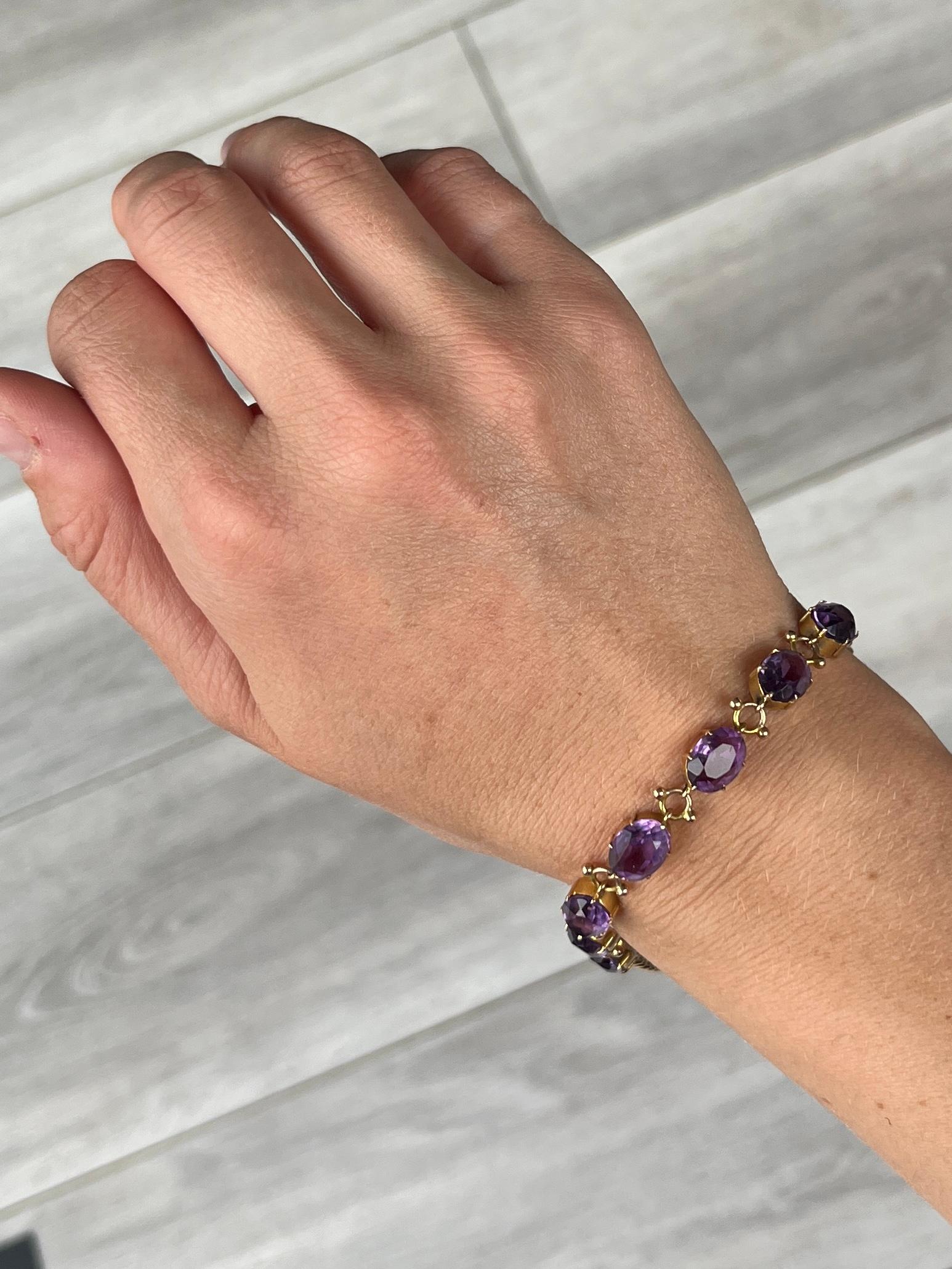 Une telle pièce décorative ! Ce bracelet est composé de sept pierres d'améthyste. La chaîne du bracelet est de type curb. Modelé en or 9 carats. 

Longueur : 18 cm
Dimensions de la pierre : 7.5x10mm

Poids : 8.3g