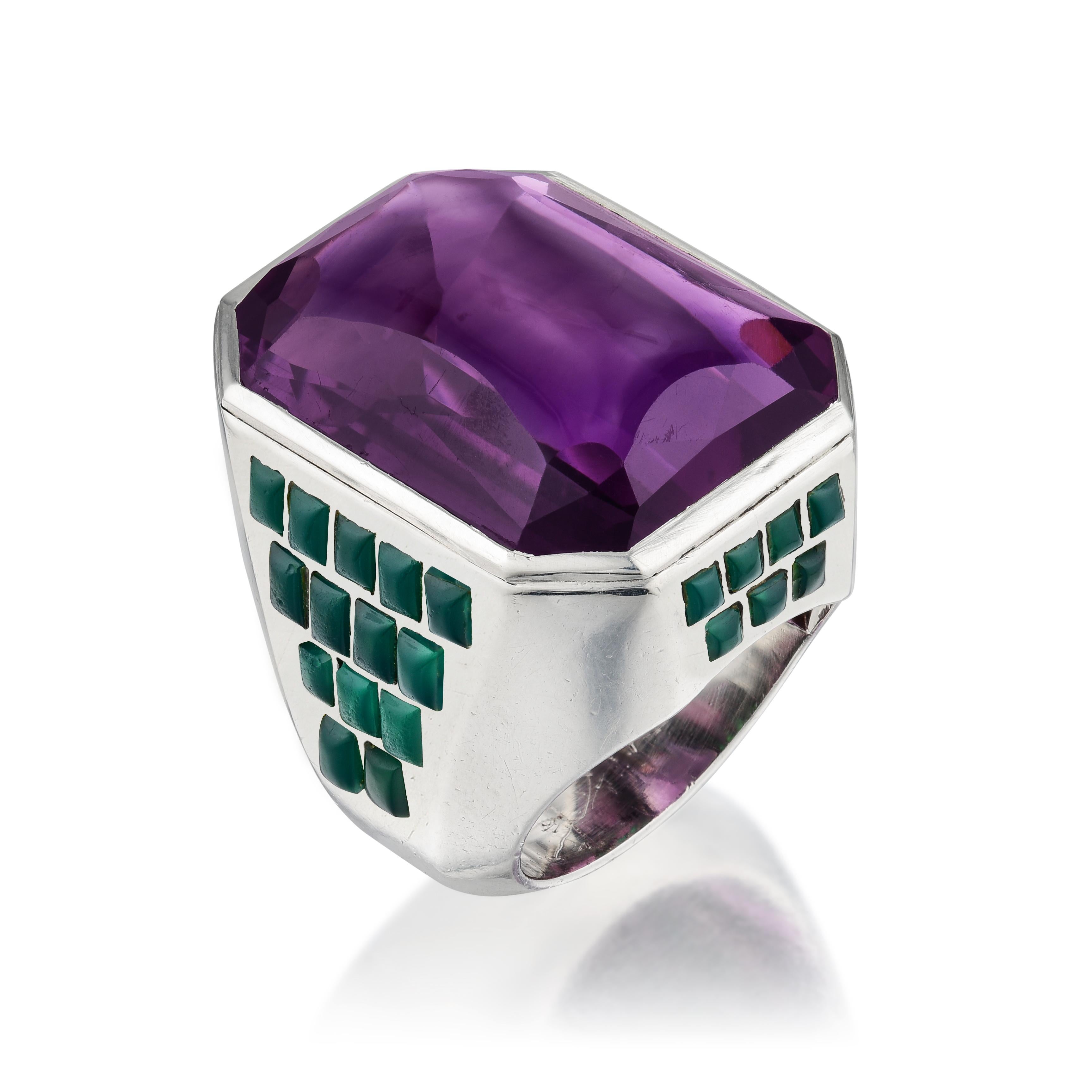 Art Deco Amethyst and Chrysoprase Ring In Good Condition For Sale In New York, NY
