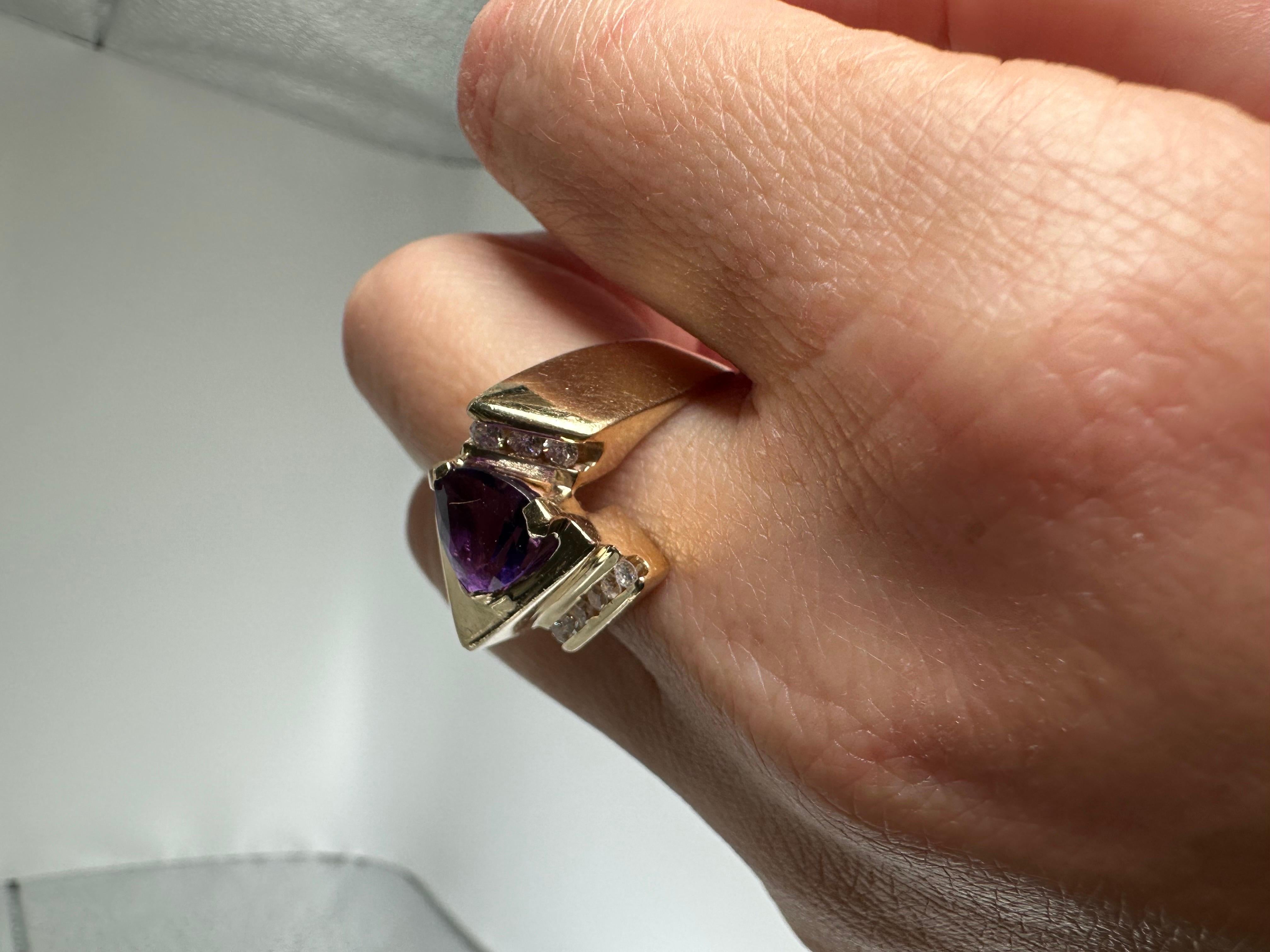 Art Deco Amethyst and diamond ring 14KT yellow gold In Excellent Condition For Sale In Jupiter, FL