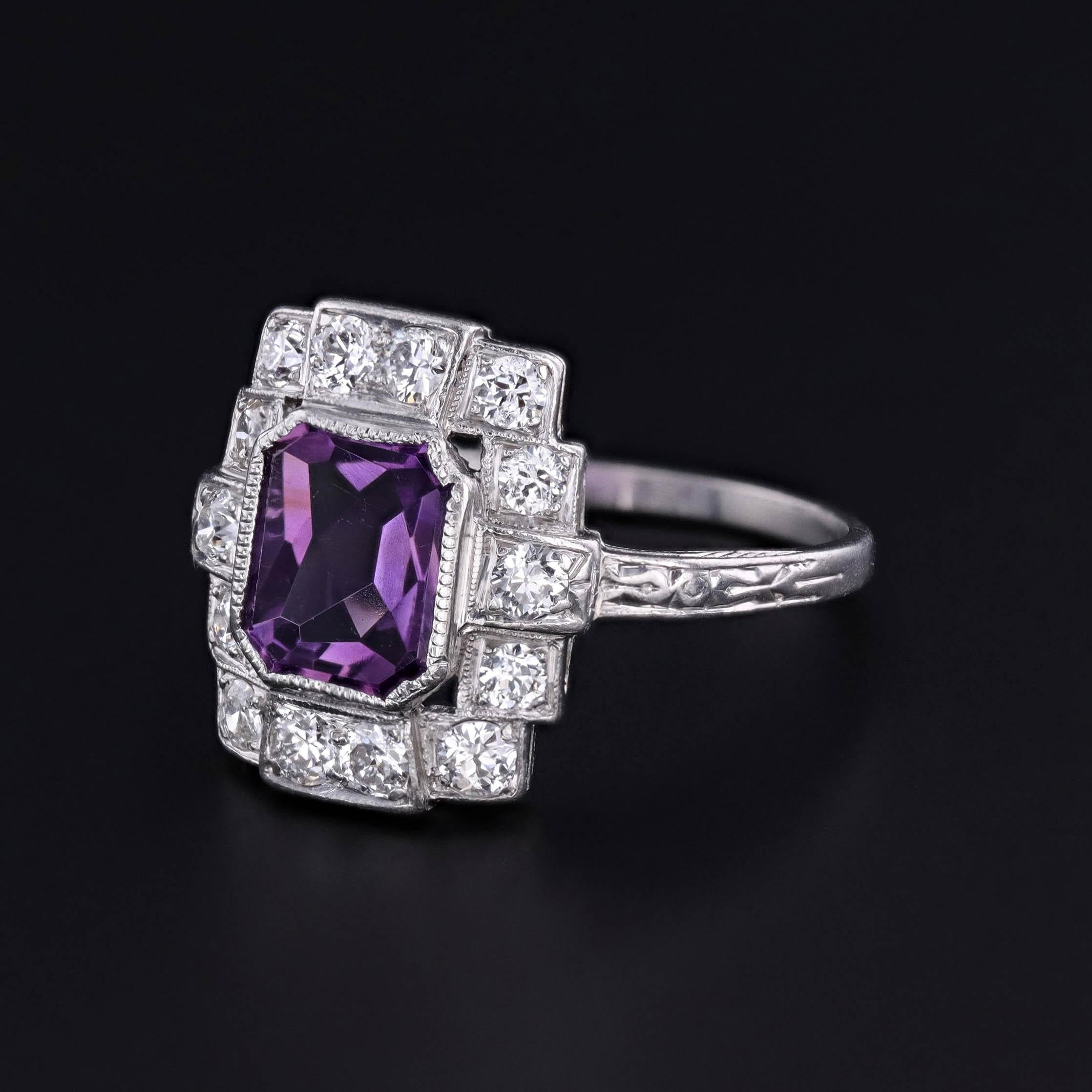 Anello antico di epoca Art Deco (circa anni '20) con ametista ottagonale centrale a taglio piatto incastonata in un bordo a gradini di diamanti taglio old mine, montato in platino.

La faccia dell'anello misura 0,6 pollici per 0,55 pollici di