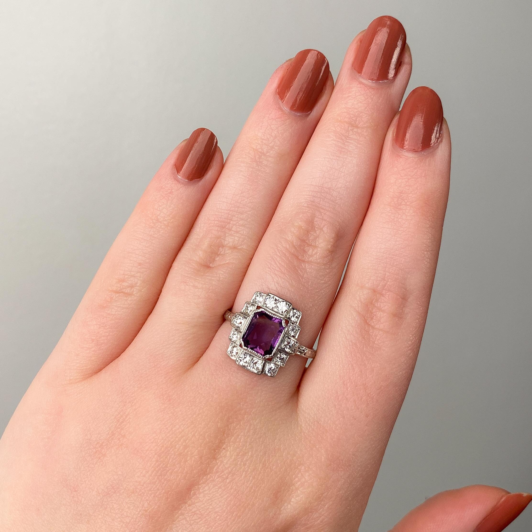 Donna Anello Art Deco con ametista e diamanti in platino in vendita