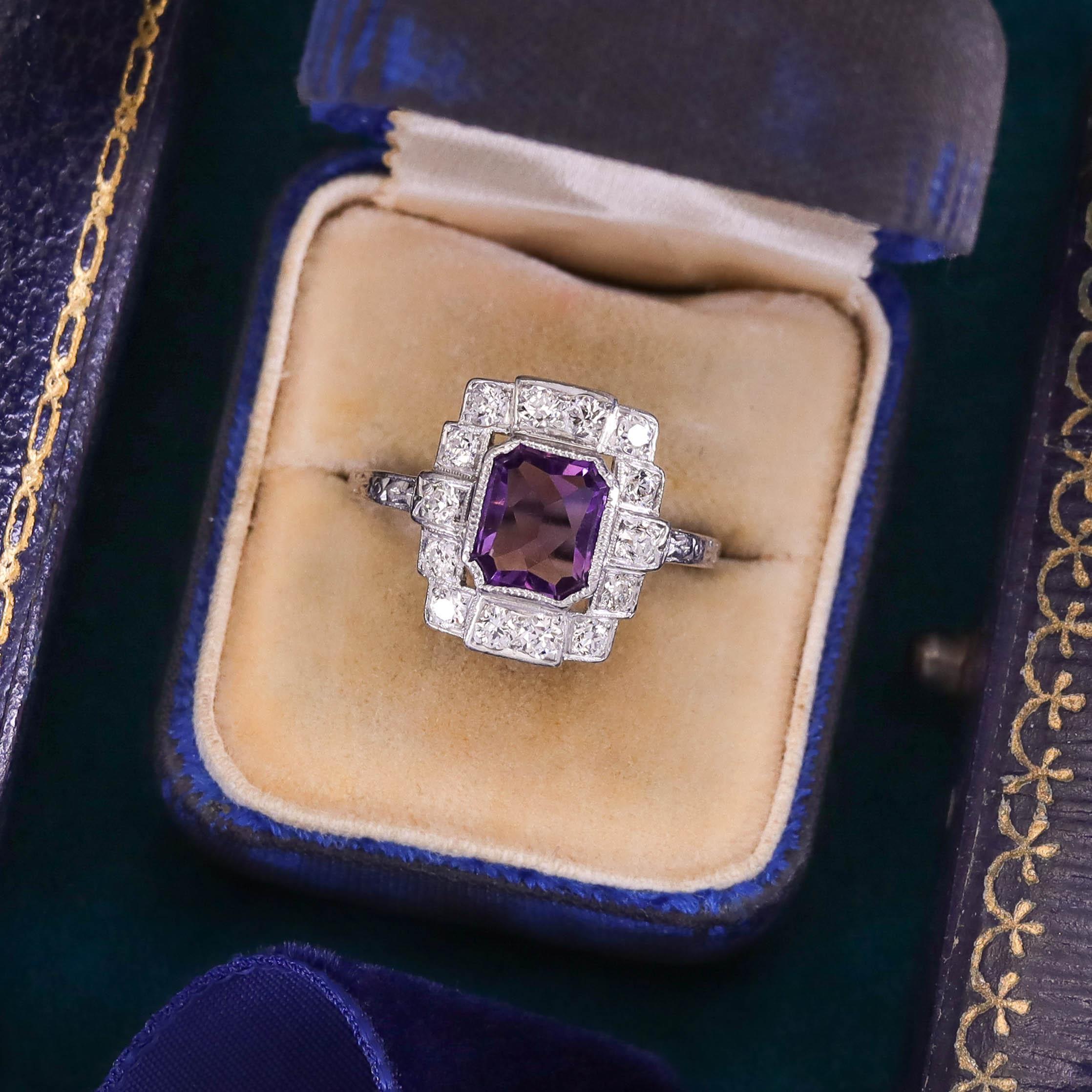 Anello Art Deco con ametista e diamanti in platino in vendita 1