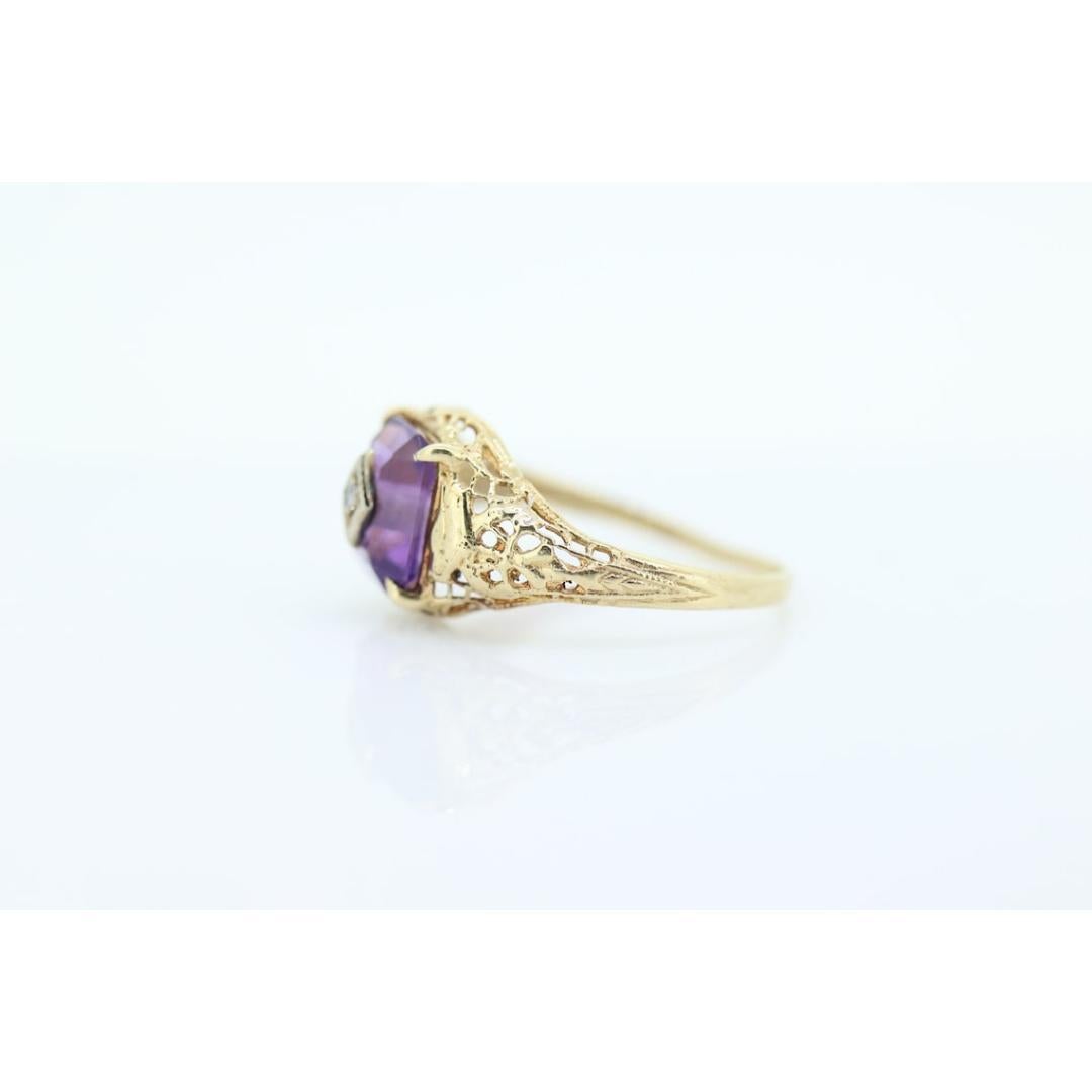 Vintage By aus den 1950er Jahren
Größe: 5 3/4 US
MATERIALIEN: Gold, Platin, Roségold, Weißgold
Edelstein: Amethyst
Edelsteinfarbe: Lila
Bandfarbe: Weiß

Stil: Art deco

Einzigartiger Vintage-Ring. Tief violette Amethyste in 14k Gelbgold Ring