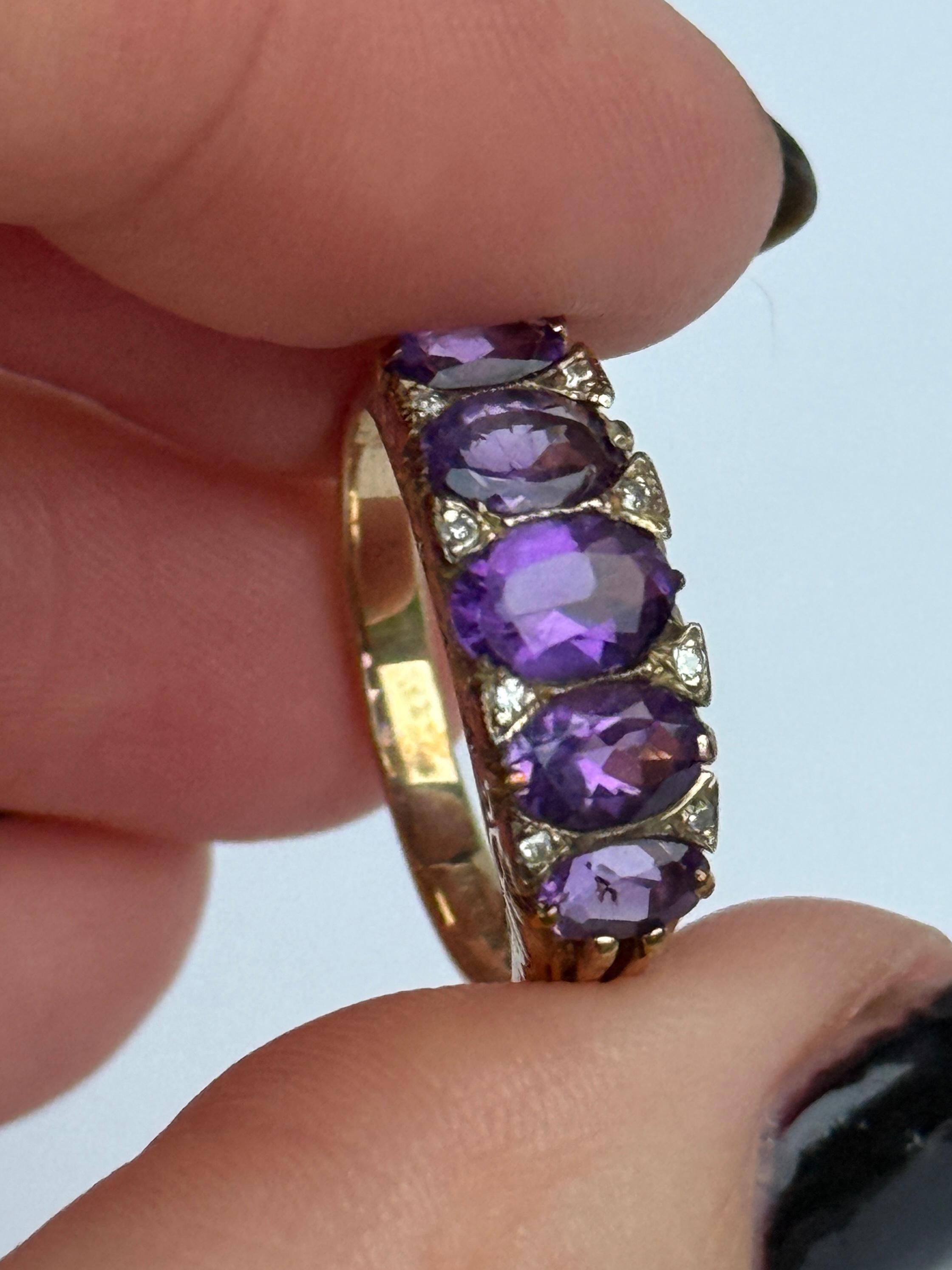 Questo anello non solo contiene cinque ametiste luminose e scintillanti, ma contiene anche delle punte di diamante nel mezzo. Tutte le pietre sono incastonate in un'unica struttura.  In oro 18 carati e con una galleria ornata. Anche le spalle di