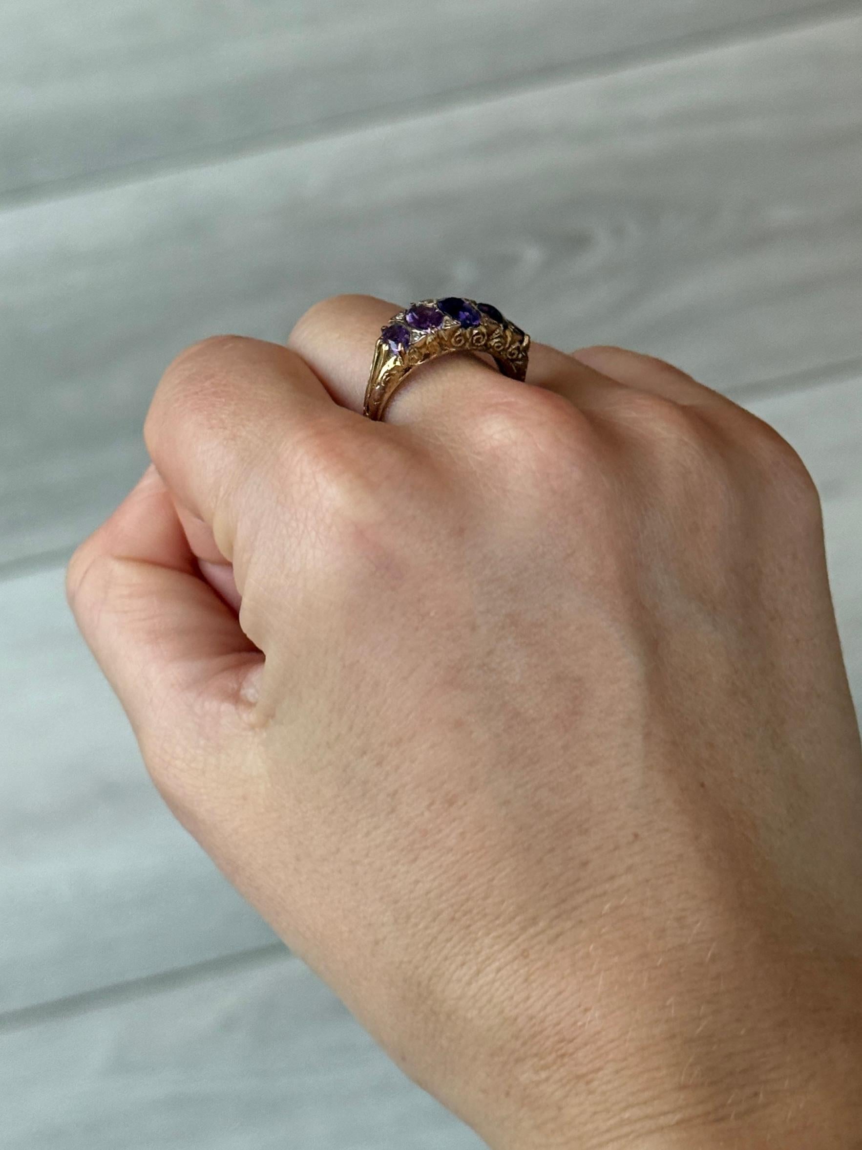 Donna Ametista Art déco a cinque pietre con punte di diamante modellata in oro 18 carati in vendita