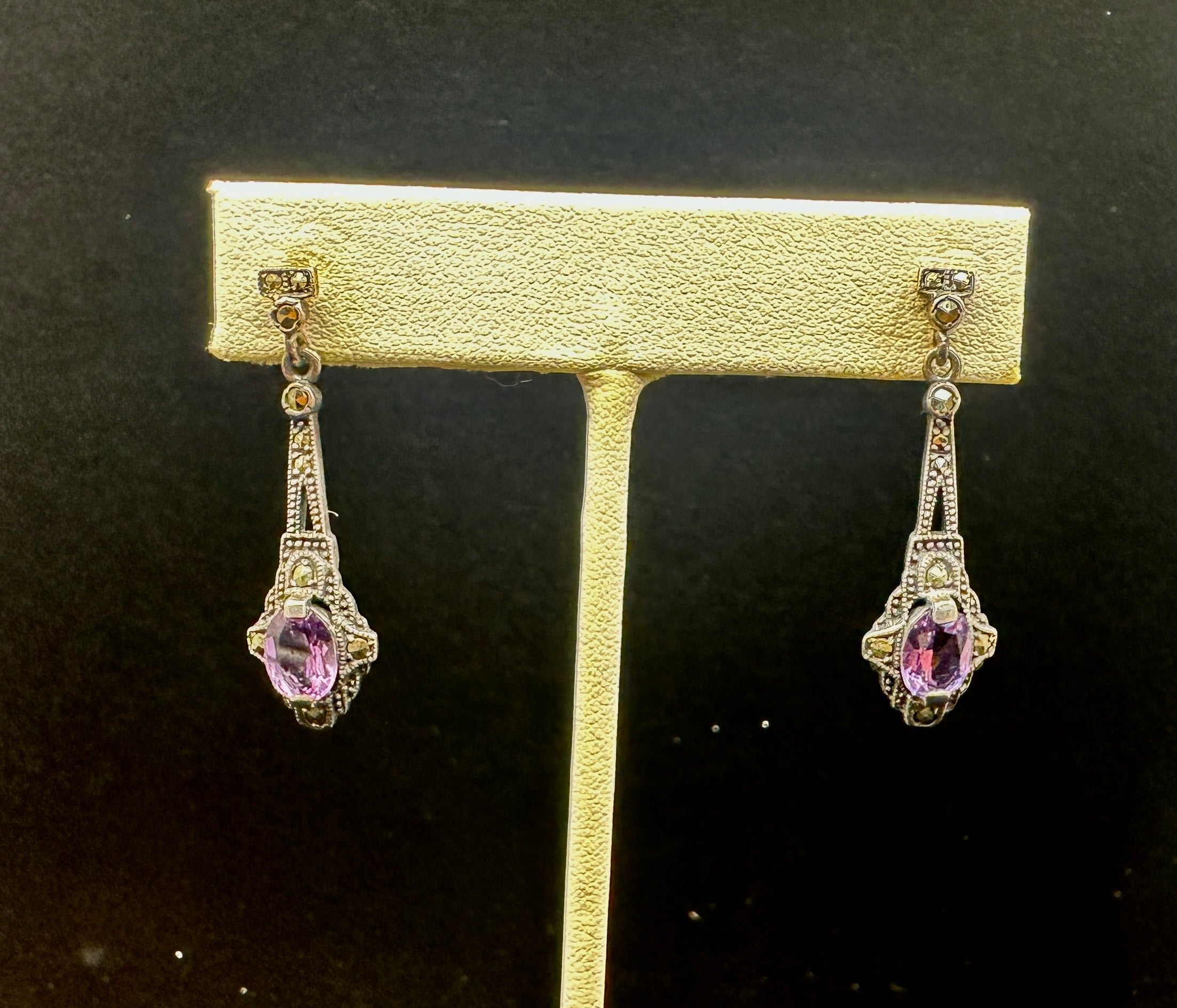 QUESTO È UN MERAVIGLIOSO E RARISSIMO PAIO ORIGINALE DI ORECCHINI A GOCCIA ART DECO IN ARGENTO STERLING CON GEMME DI AMETISTA SFACCETTATE E MARCASITE.  GLI ORECCHINI RISALGONO AL 1920 CIRCA E SONO MOLTO DIFFICILI DA TROVARE.
Gli orecchini sono un