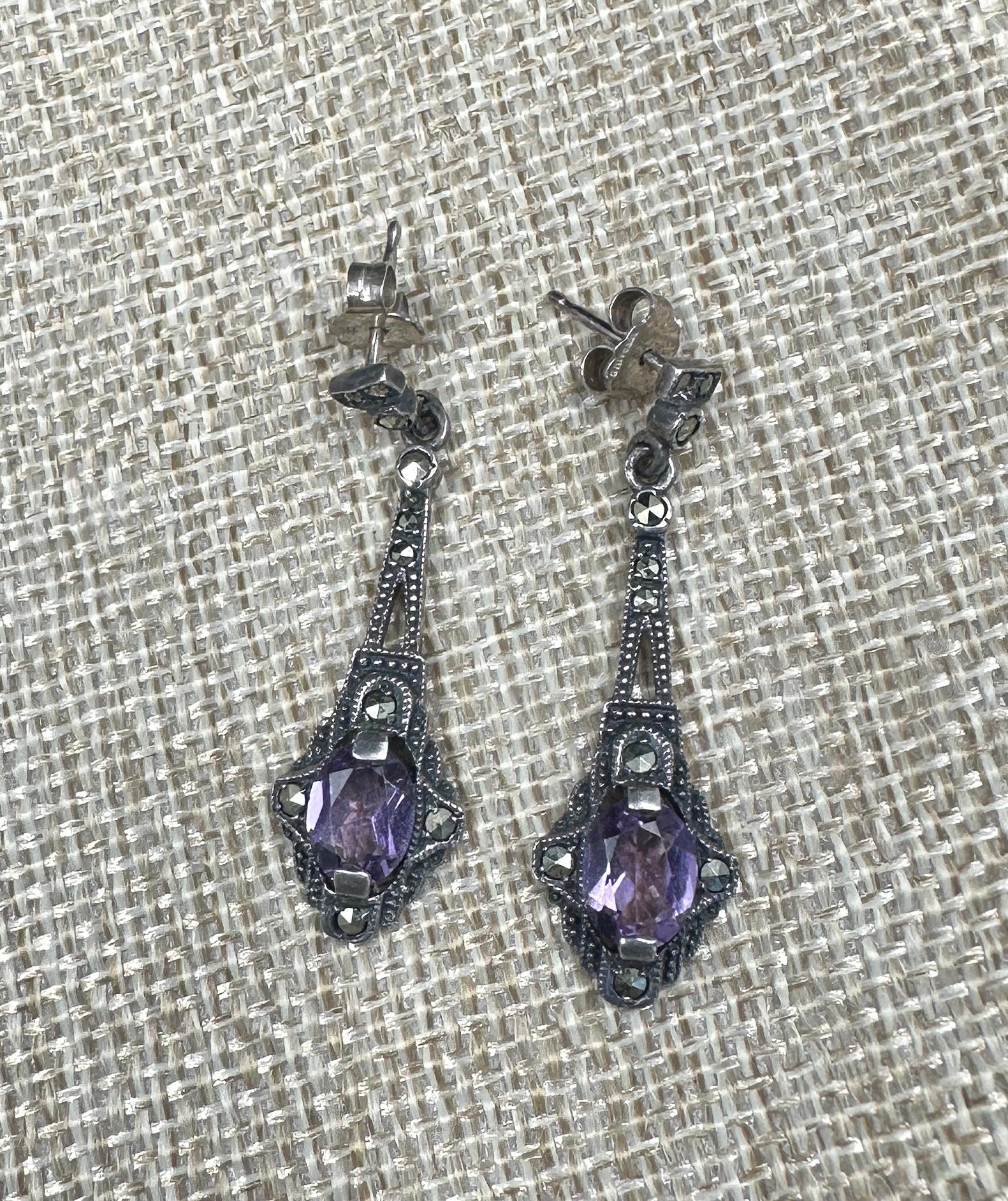 Orecchini penzolanti in ametista e marcasite in argento Sterling Antiques 1920 In condizioni ottime in vendita a New York, NY