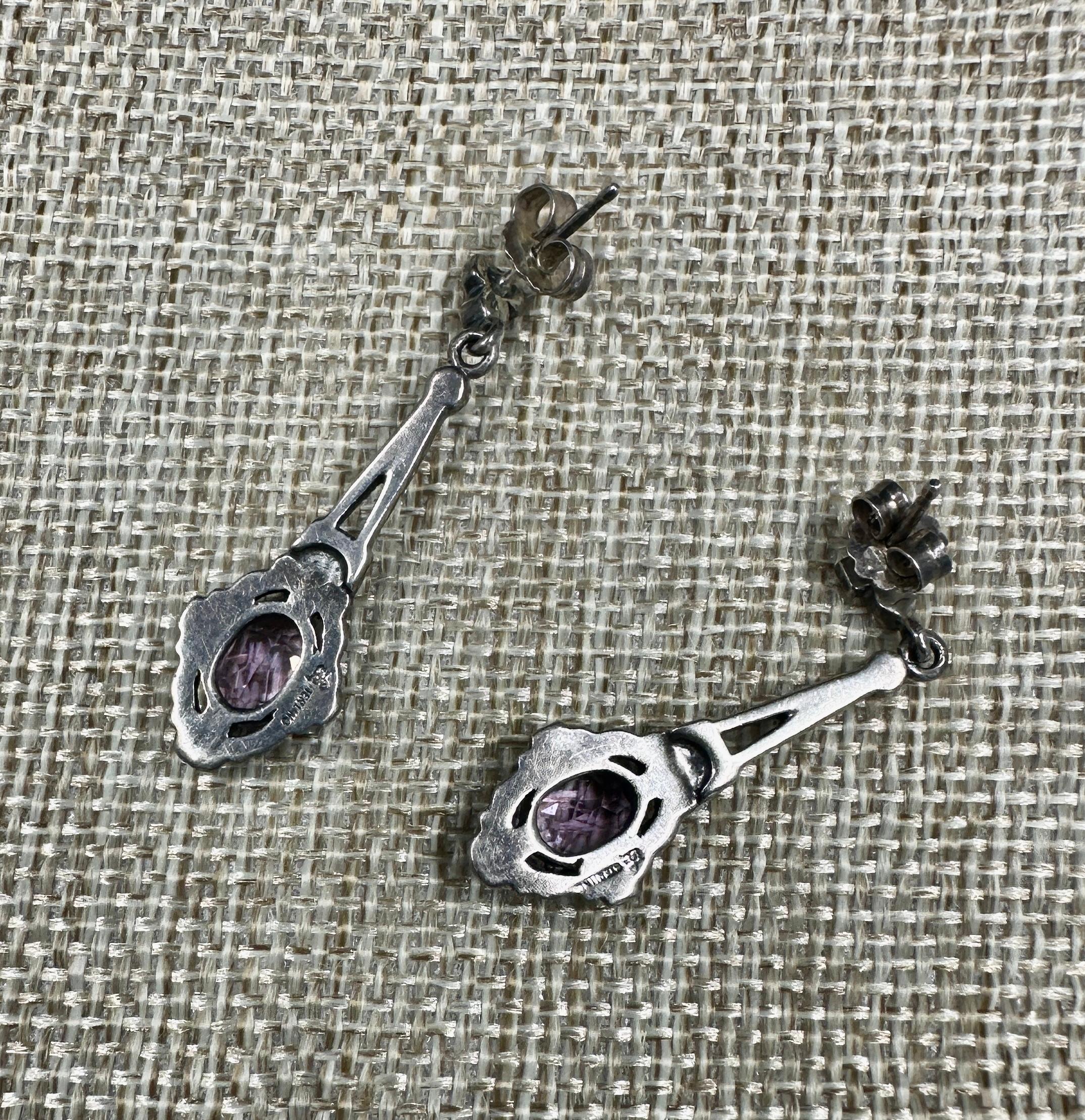 Orecchini penzolanti in ametista e marcasite in argento Sterling Antiques 1920 in vendita 2