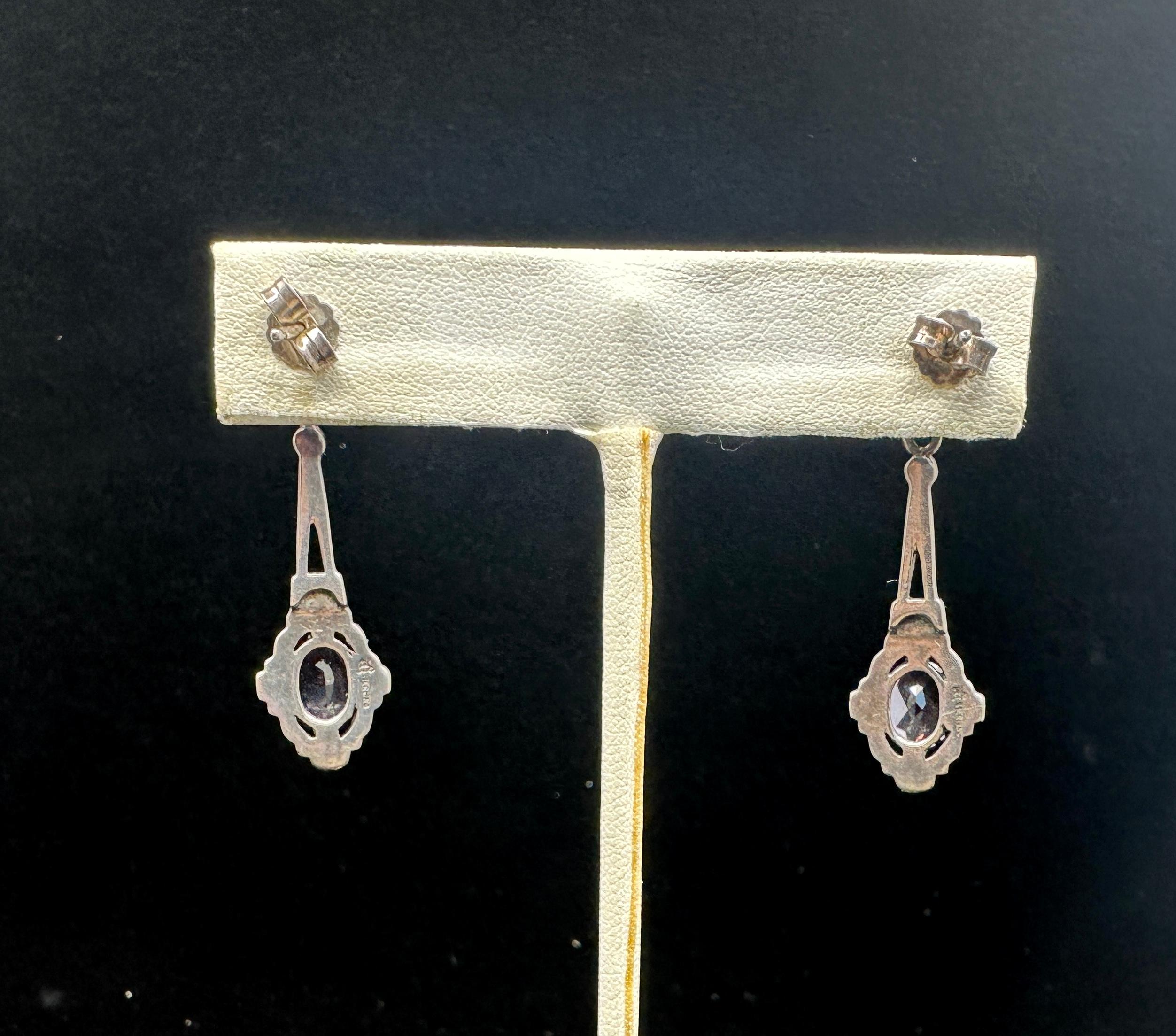 Orecchini penzolanti in ametista e marcasite in argento Sterling Antiques 1920 in vendita 3