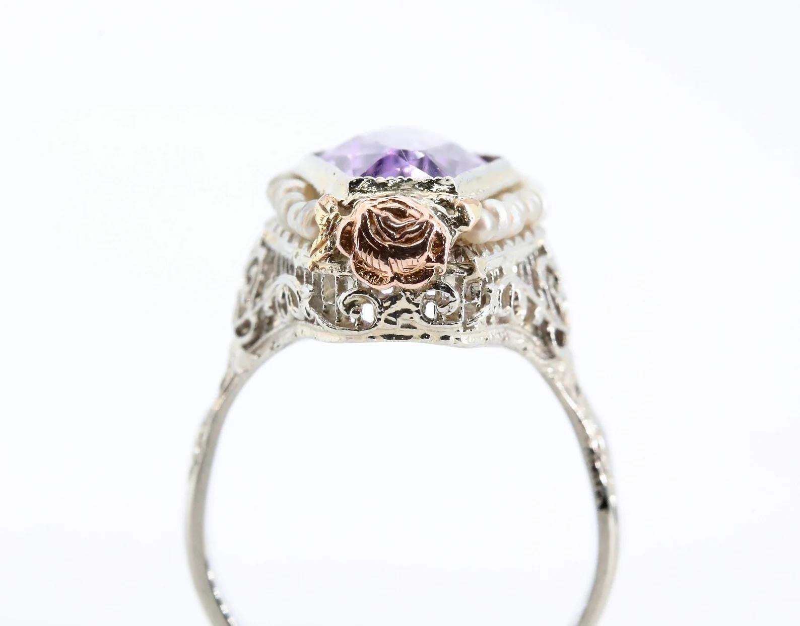 Filigraner Art-Déco-Ring aus mehrfarbigem Rosen-, Weiß- und Gelbgold mit Amethyst und Perle (Hexagonschliff) im Angebot