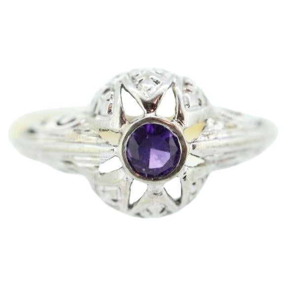Art Deco Amethyst-Ring. 18k Weißgold Filigranes Design. Verlobungsring aus Kunst