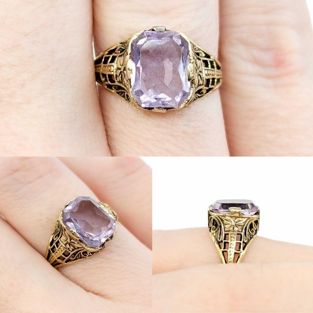 Schöner Art Deco Amethyst Ring mit Filigran in Gelbgold

Dieser exquisite Art-Déco-Ring aus 14-karätigem Gelbgold ist mit einem zartvioletten 1,75-karätigen Amethysten besetzt. Dieses Vintage-Stück verkörpert die Eleganz der Art-Déco-Ära mit