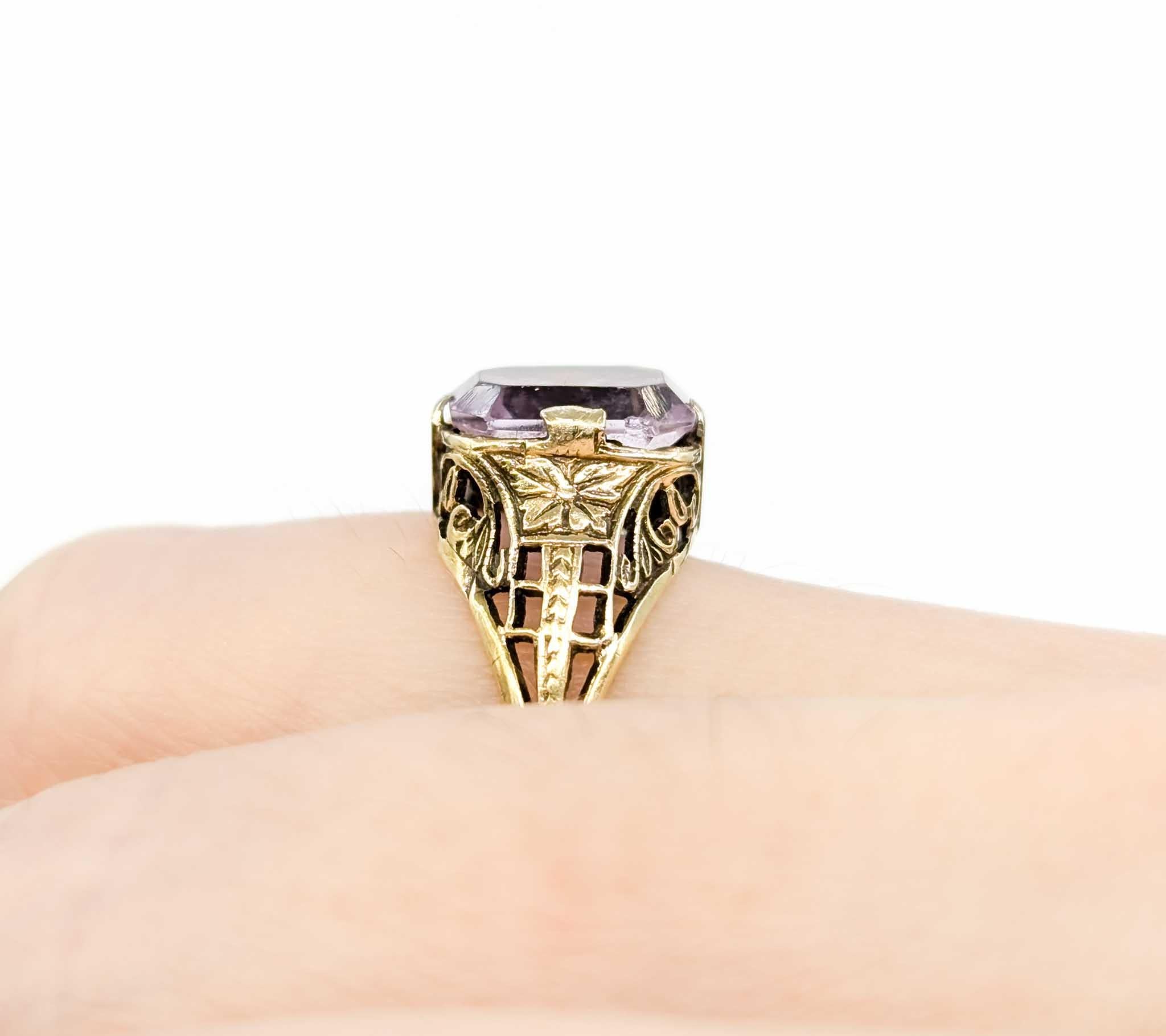 Art Deco Amethyst-Ring mit filigranem Filigran in Gelbgold (Antiker Kissenschliff)