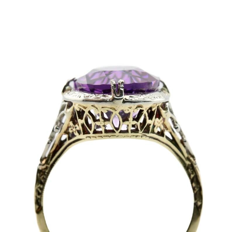 Art Deco Amethyst Solitaire Filigree Ring in Two Tone 14 Karat Gold In Good Condition For Sale In Boston, MA