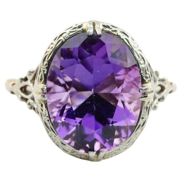 Art Deco Amethyst Solitaire Filigree Ring in Two Tone 14 Karat Gold For Sale