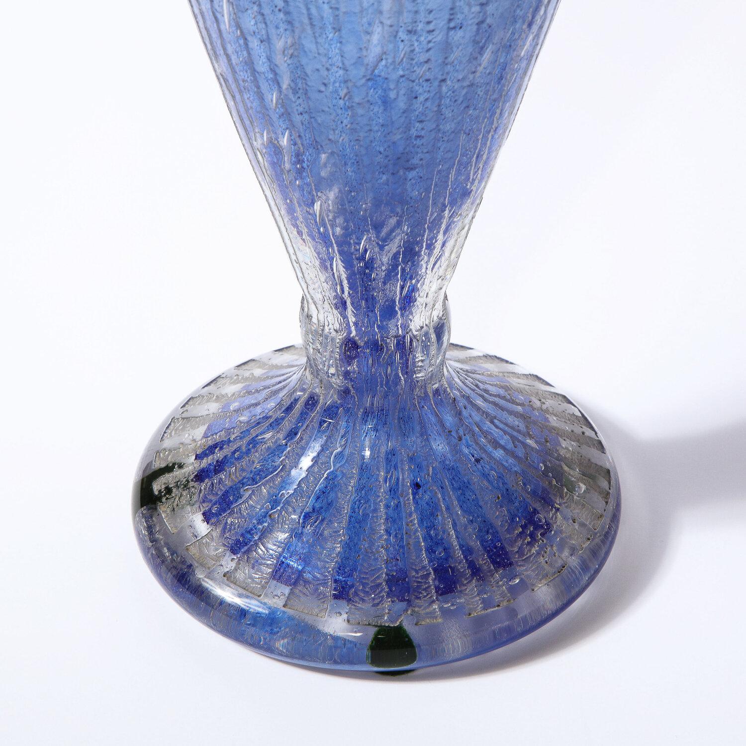 Vase Amphora Art Déco en verre lilas soufflé à la main et transparent cannelé signé Daum en vente 3