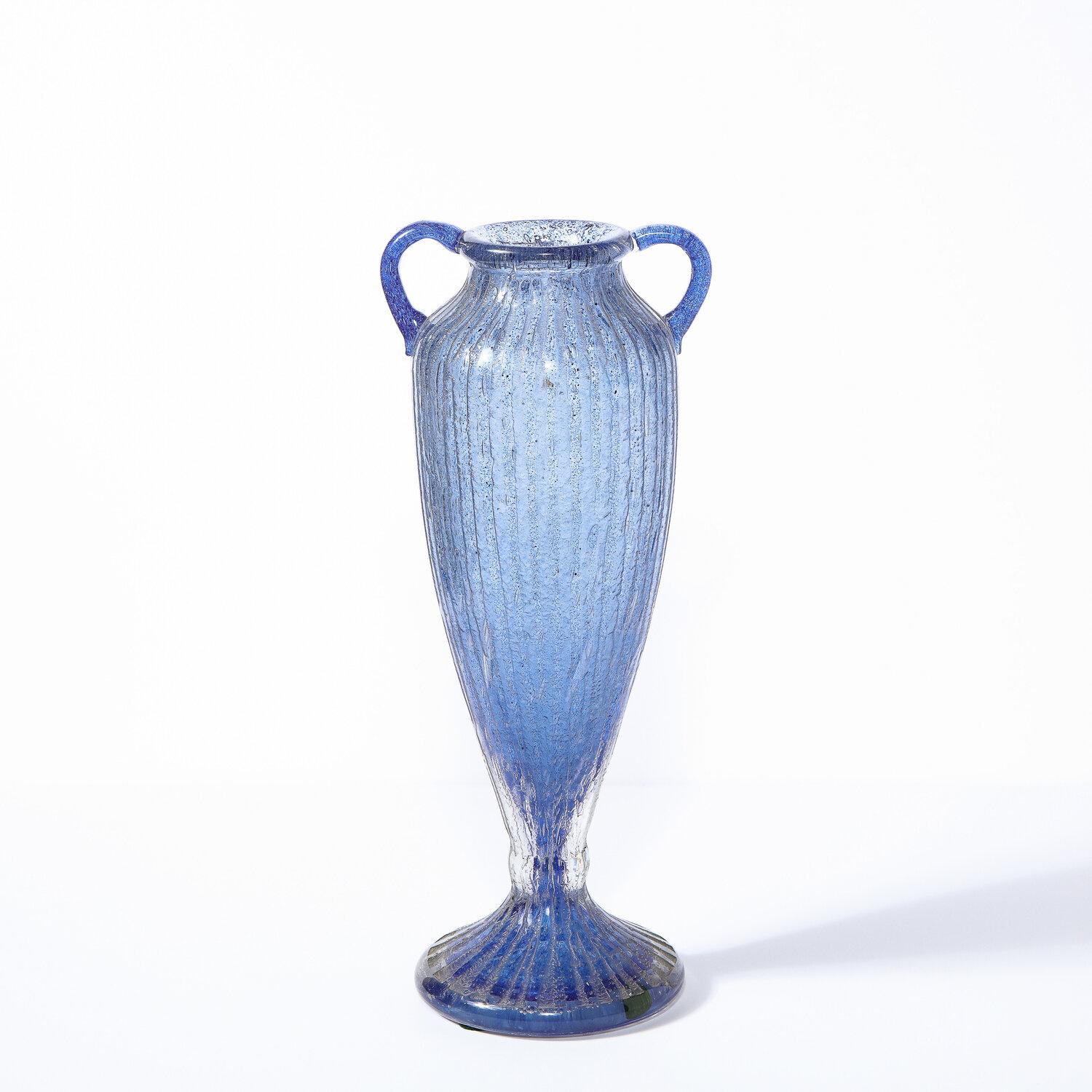 Art déco Vase Amphora Art Déco en verre lilas soufflé à la main et transparent cannelé signé Daum en vente
