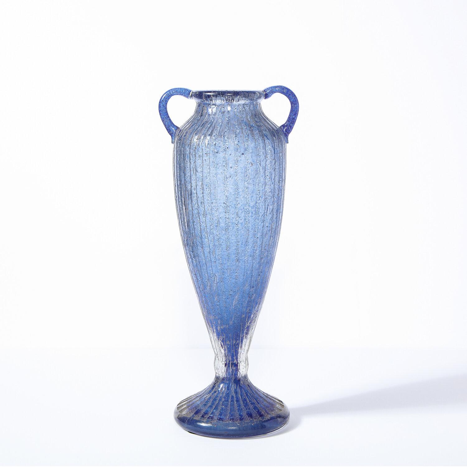 Français Vase Amphora Art Déco en verre lilas soufflé à la main et transparent cannelé signé Daum en vente