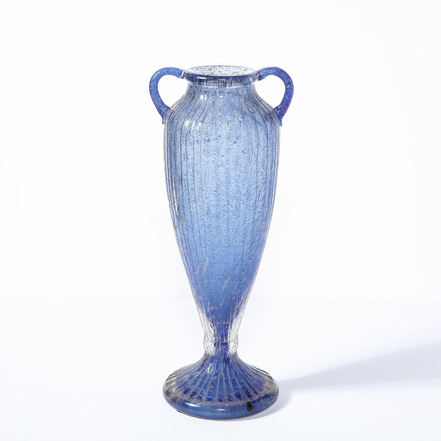 Vase Amphora Art Déco en verre lilas soufflé à la main et transparent cannelé signé Daum Excellent état - En vente à New York, NY